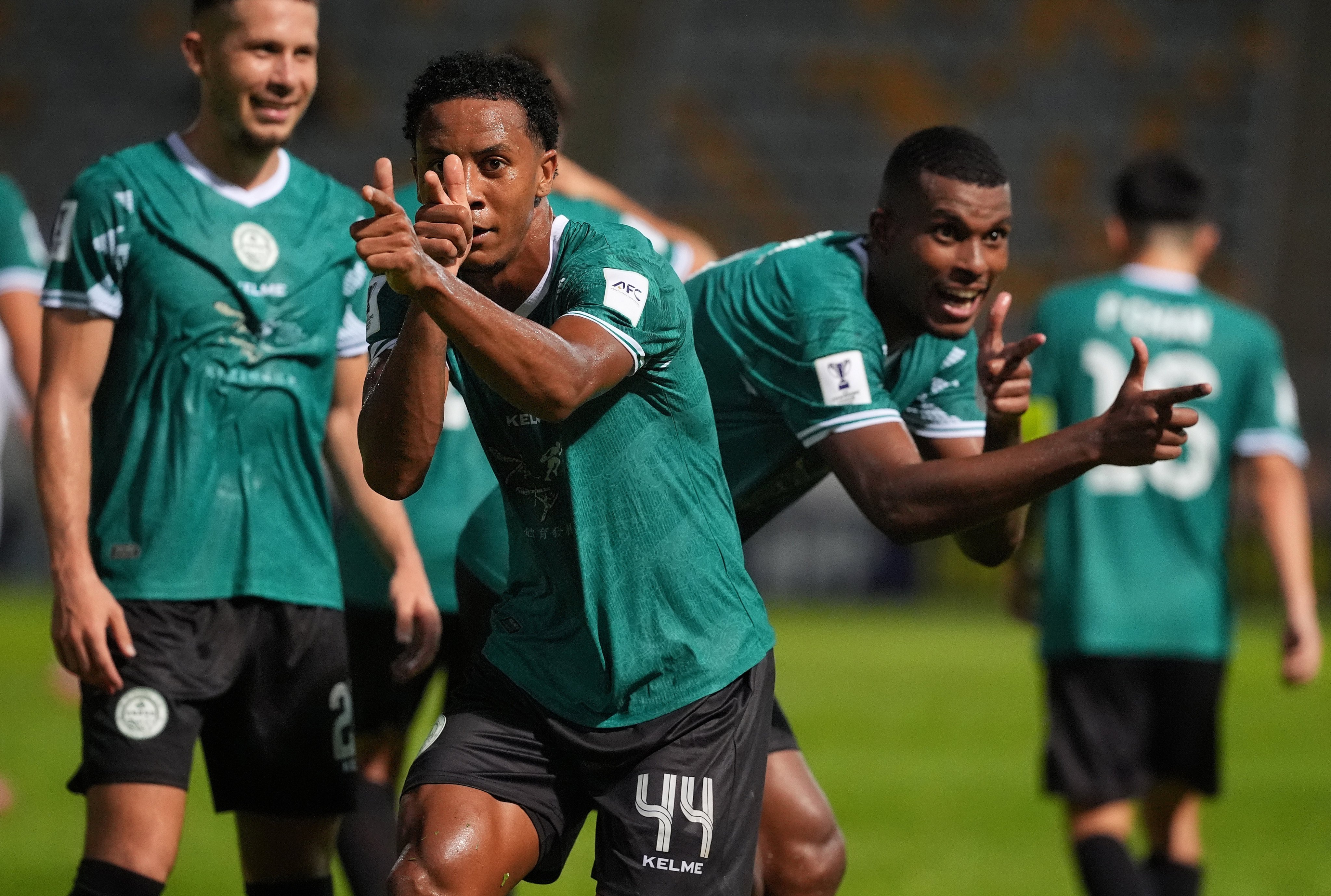 Michel Renner (right) celebrates his strike with Weverton Rangel. Photo: Elson Li