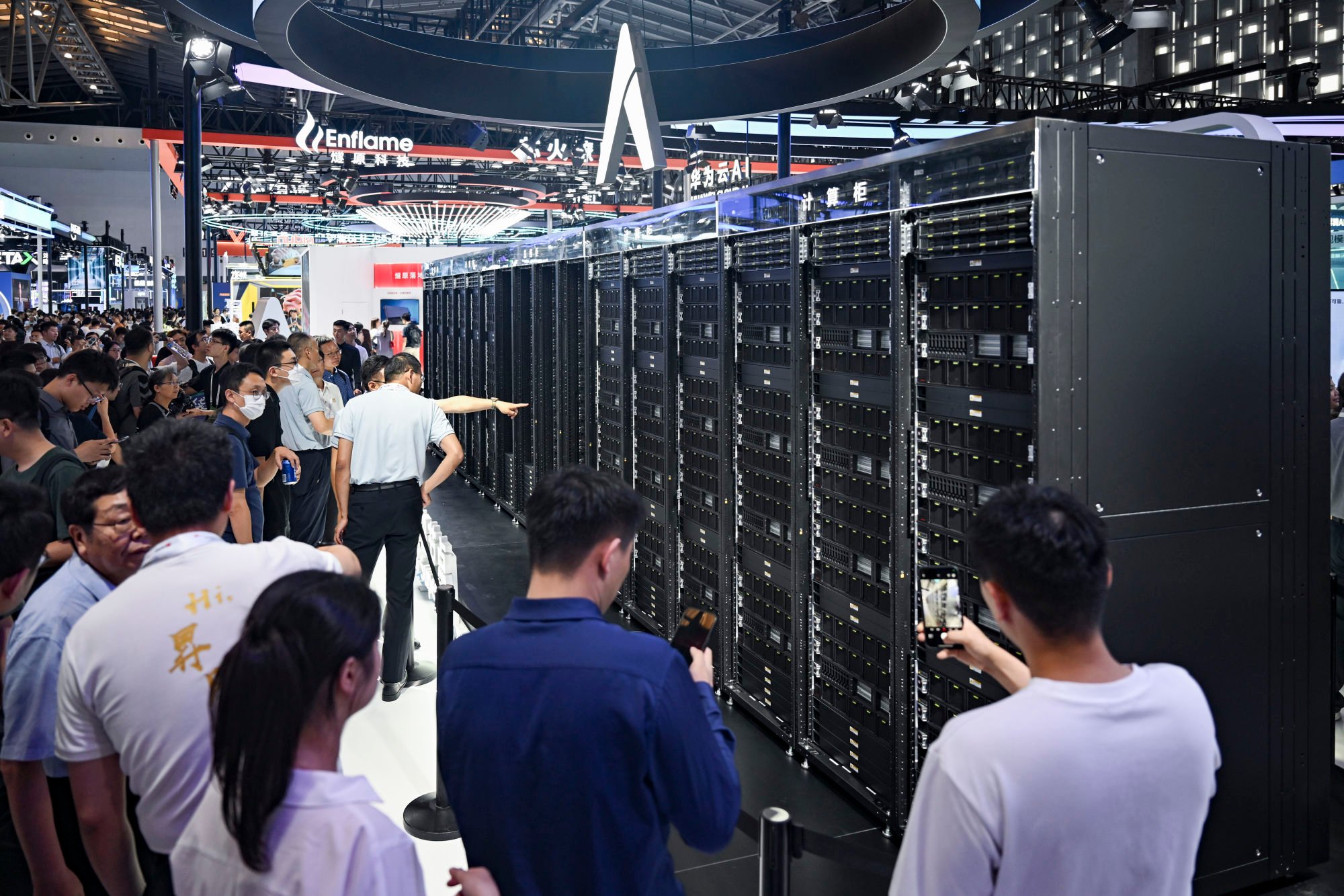 Visitors show interest in Huawei’s Ascend AI chip-based CloudMatrix 384 at the World AI Conference in Shanghai, July 27, 2025. Photo: Xinhua