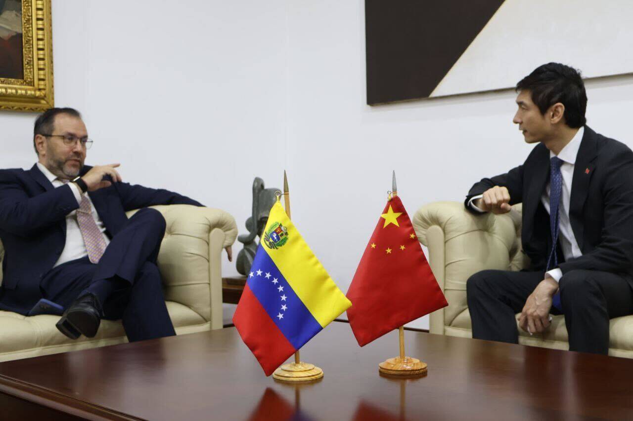 Venezuelan Foreign Minister Yván Gil (left) meets with Chinese Ambassador Lan Hu in Caracas on Wednesday. Photo: handout