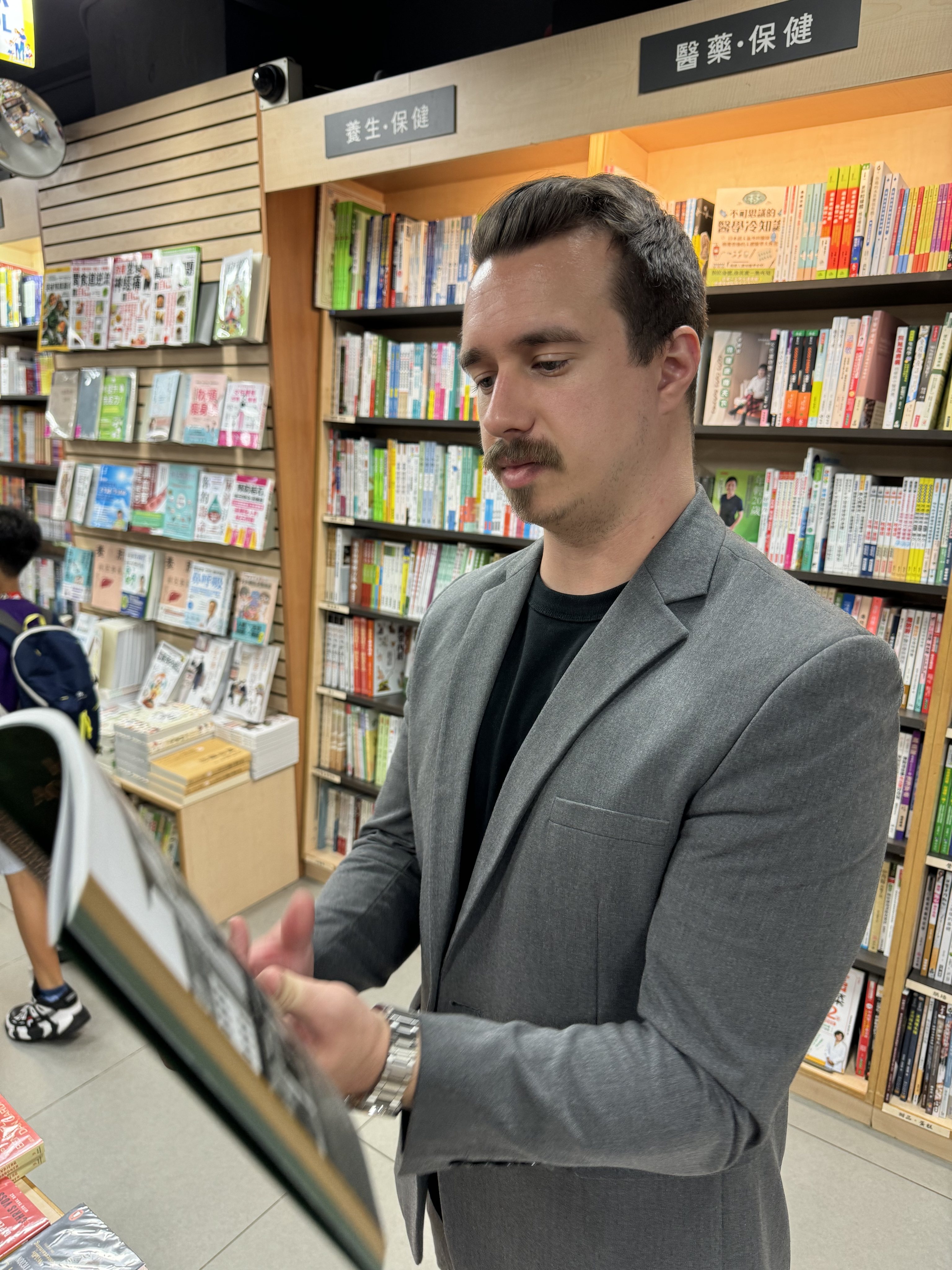 Steven Harrison Stratman in a bookstore in Hong Kong. 
His viral Hong Kong library videos on Instagram have captured the attention of many people in and out of Hong Kong. Photo: Li Anqi
