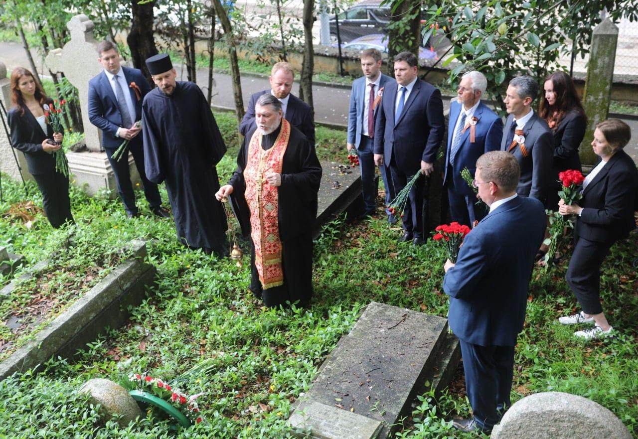 To commemorate Victory Day, the Consulate General of Russia in Hong Kong laid wreaths at the graves of fallen Russian seamen in the historic section of Hong Kong Cemetery for the first time. Photo: Consulate General of Russia in Hong Kong