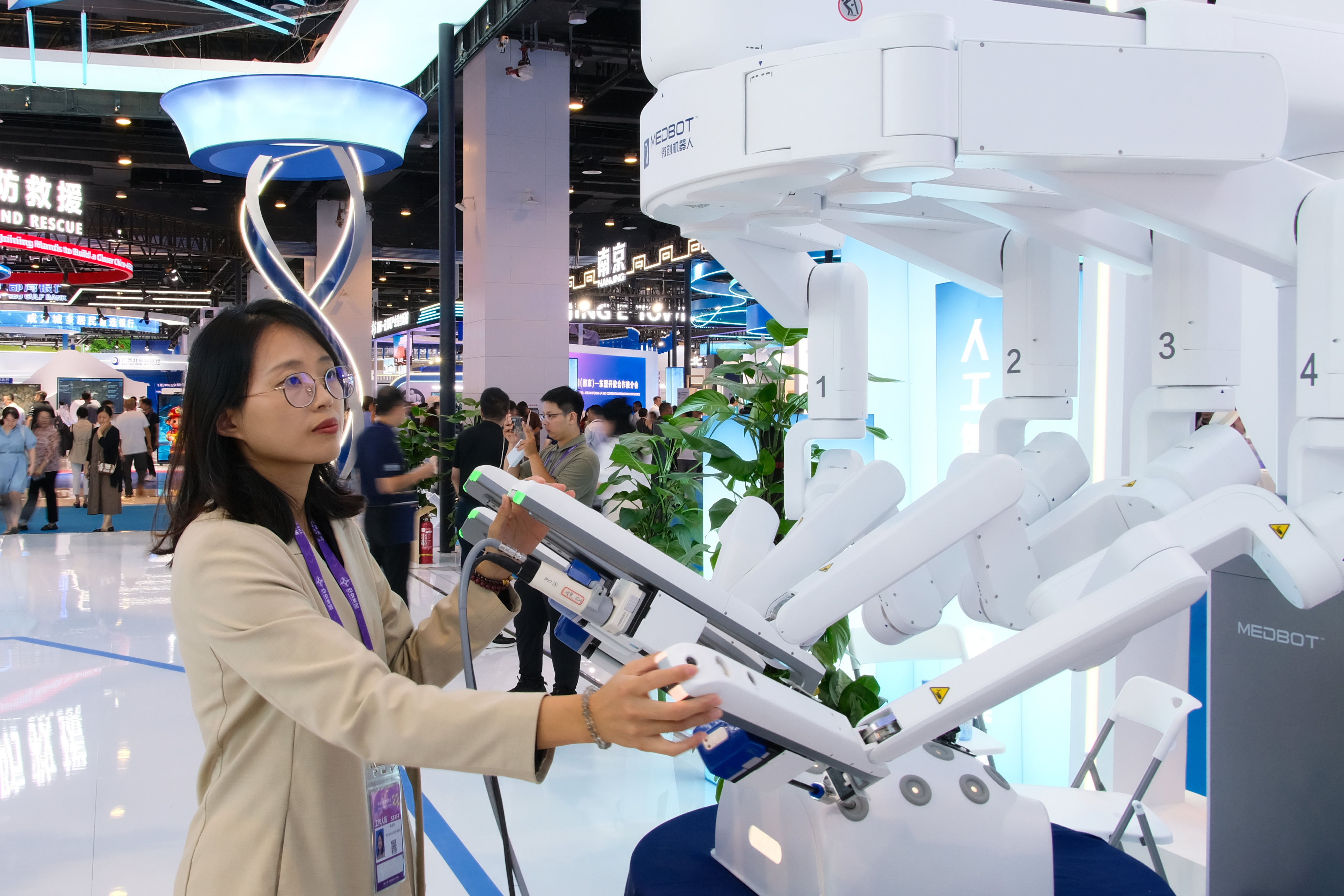 An exhibitor demonstrates a surgical robot at the China-Asean Expo in Nanning on Wednesday. Photo: Xinhua
