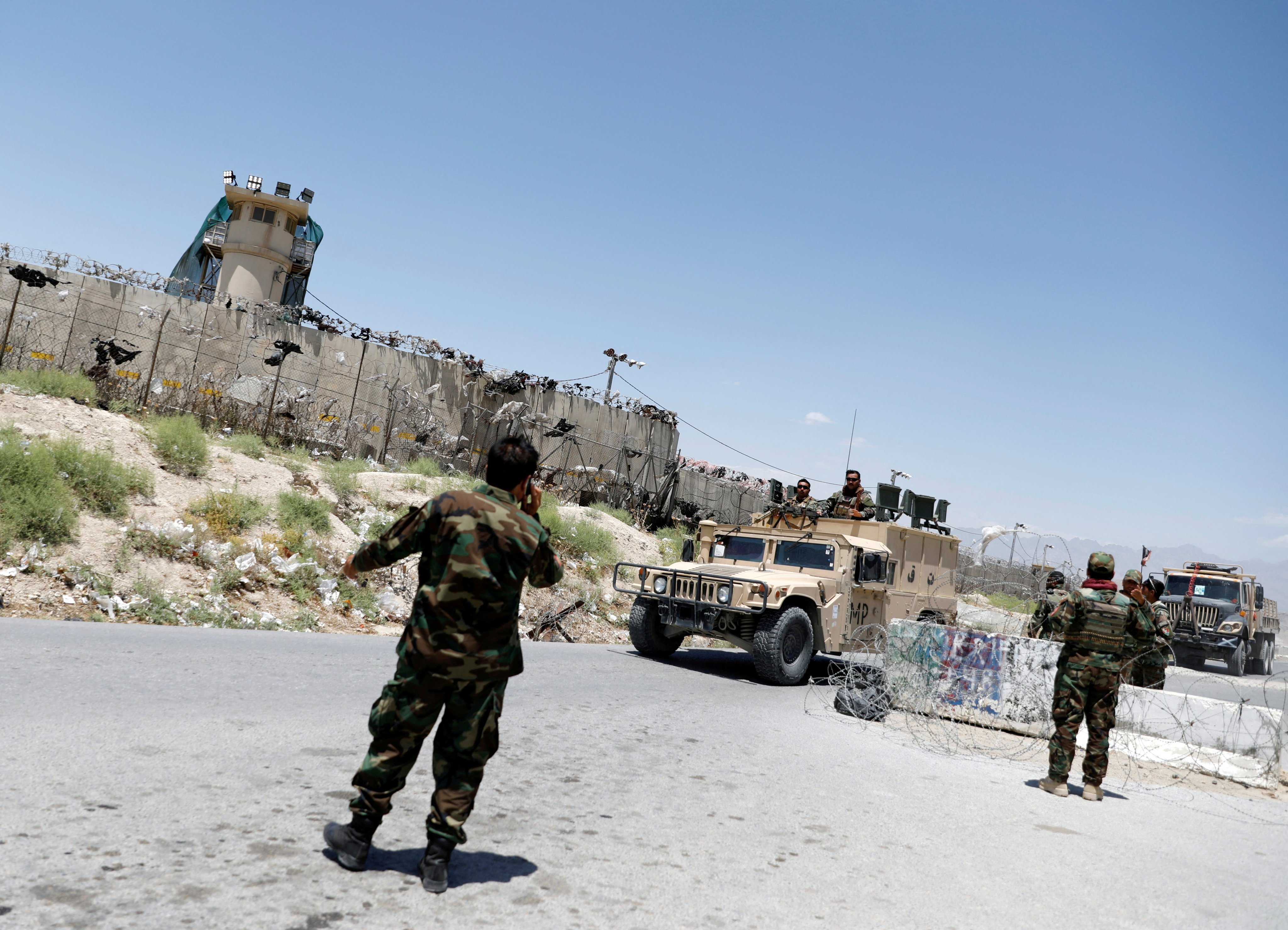 Afghan soldiers stand guard at a checkpoint outside Bagram airbase, on the day the last of American troops vacated it in July 2021. Photo: Reuters