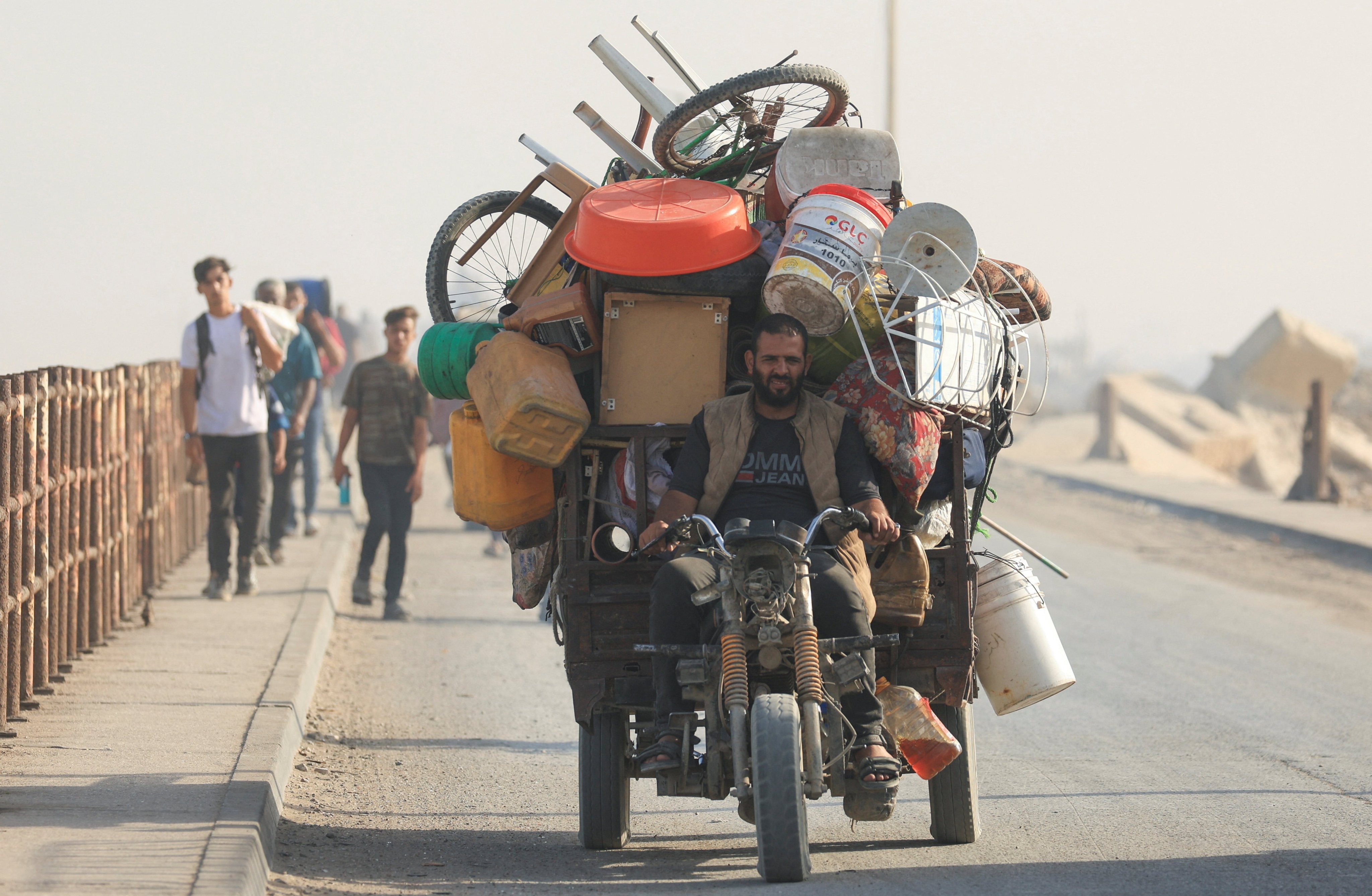 Displaced Palestinians flee northern Gaza on Monday. Photo: Reuters