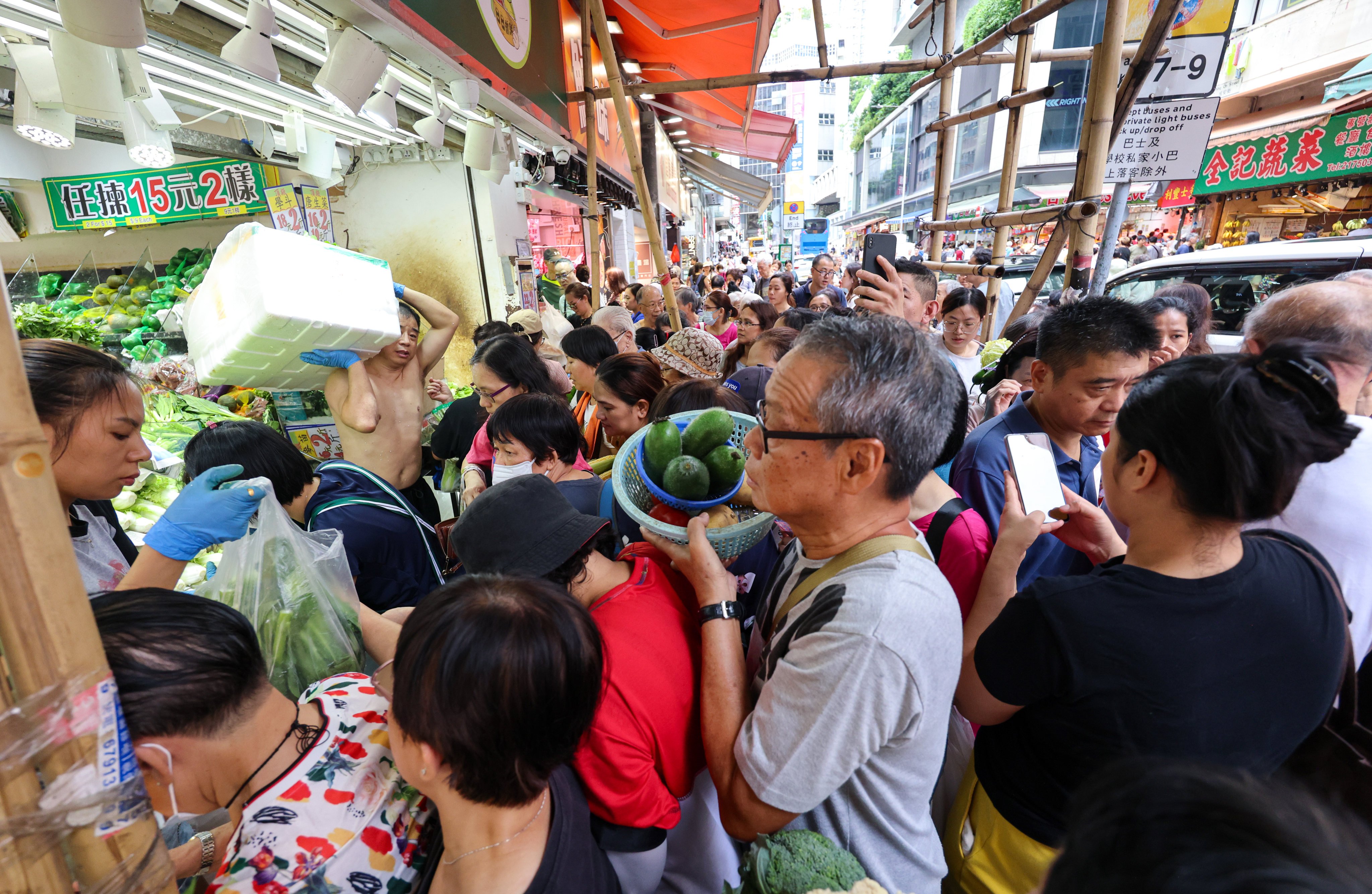 Residents rush to buy food as Super Typhoon Ragasa approaches Hong Kong. Photo: Jelly Tse