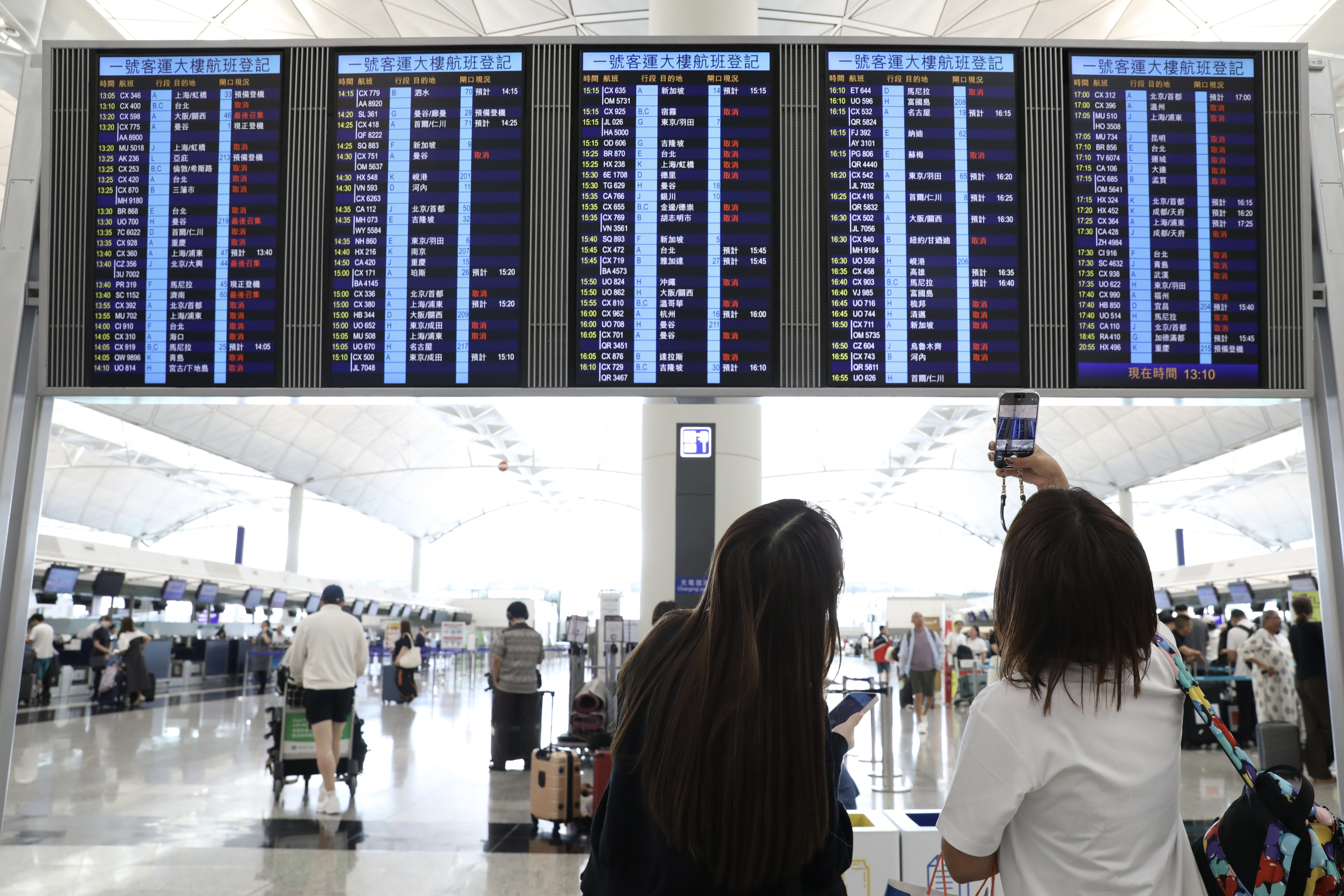 The Airport Authority says flights will resume after midnight. Photo: Sun Yeung