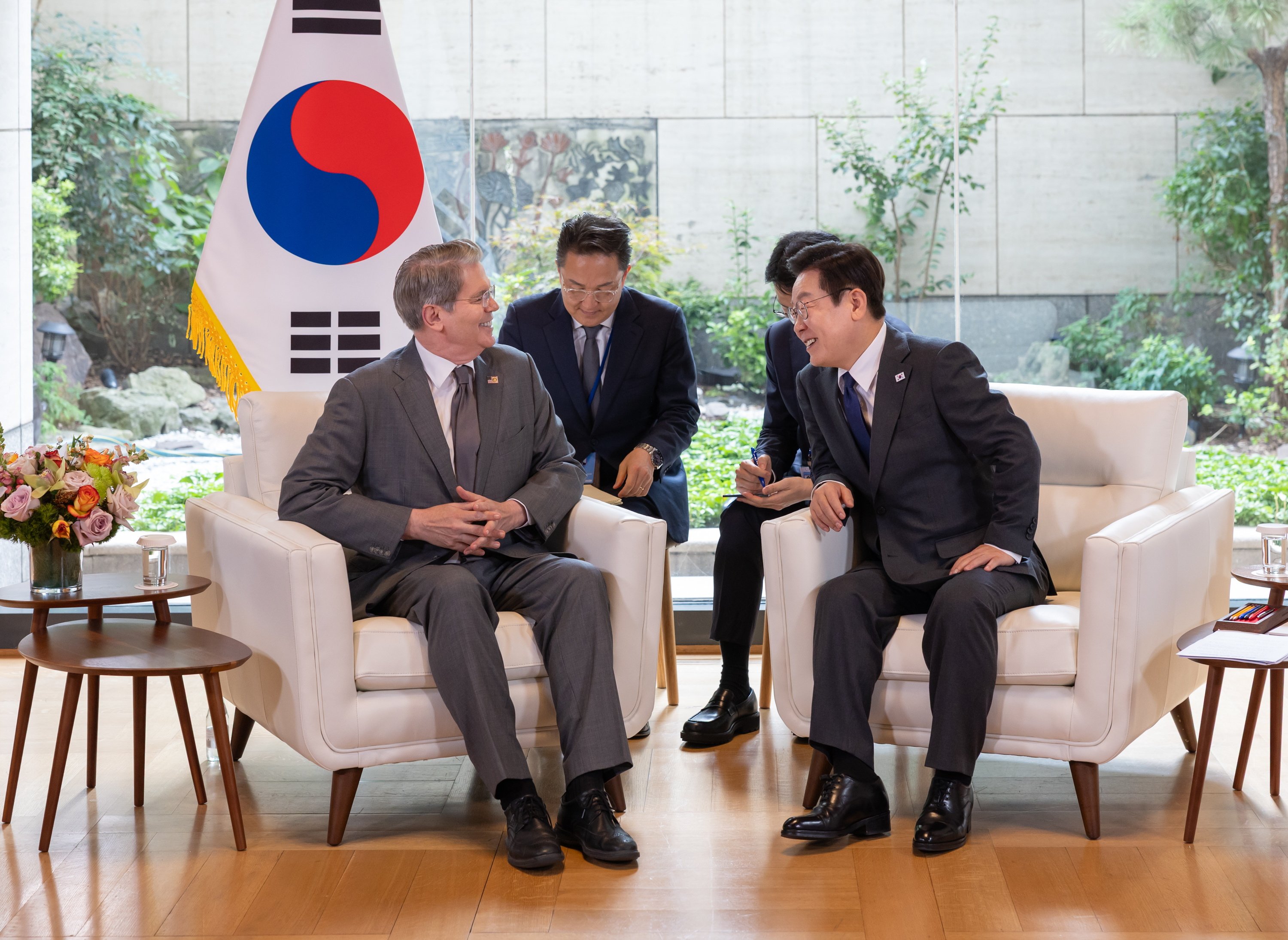 South Korean President Lee Jae-myung (right) talks with US Treasury Secretary Scott Bessent  in New York on Wednesday. Photo: EPA/Yonhap