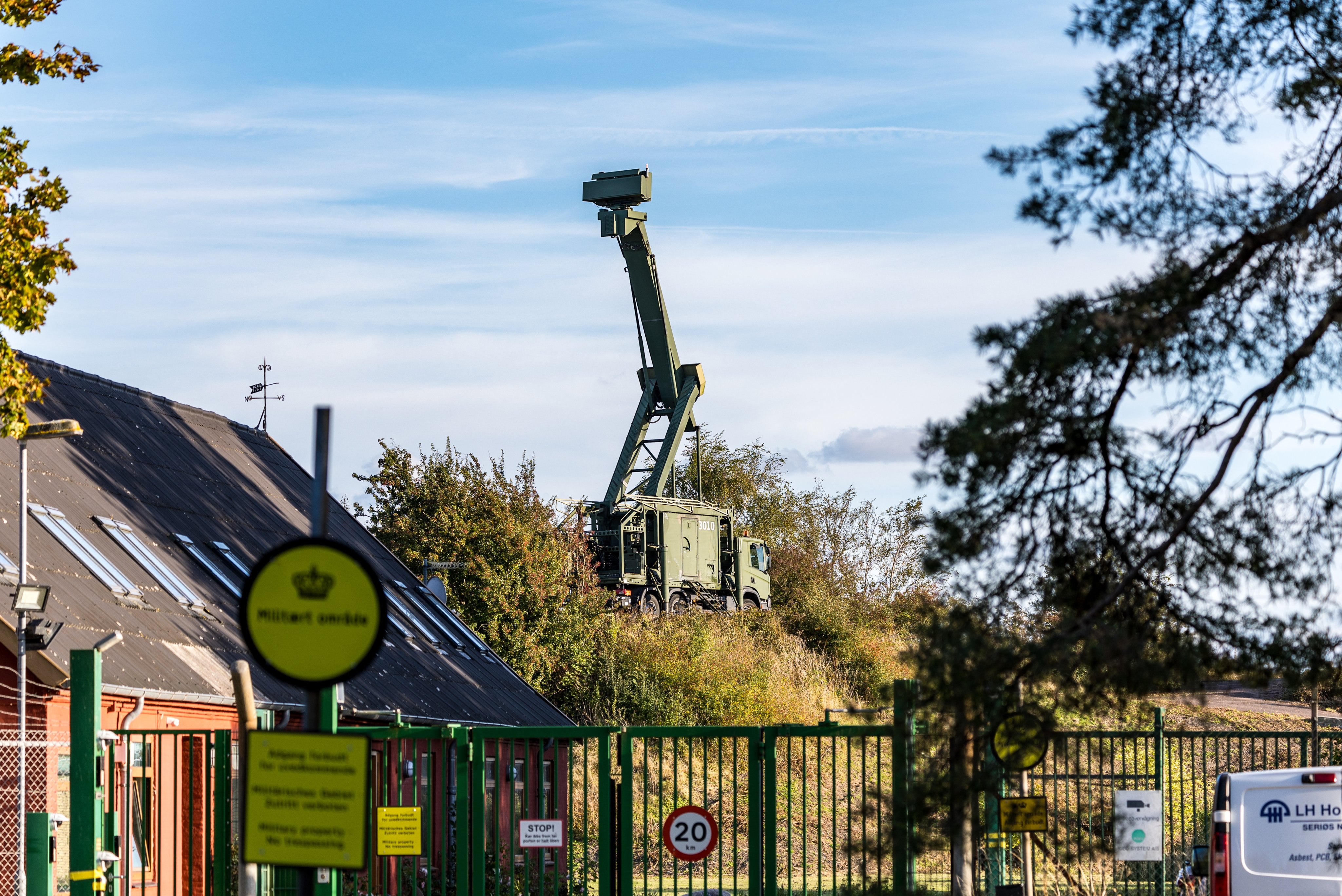 A mobile radar installation stands at the Danish military’s area on Amager, Pionegaarden, near the village of Dragoer and on the coast of Oresund, the sea between Denmark and Sweden, in Dragoer, Denmark, on Friday. The radar installation comes after drones were spotted near Copenhagen Airport earlier this week. Photo: EPA
