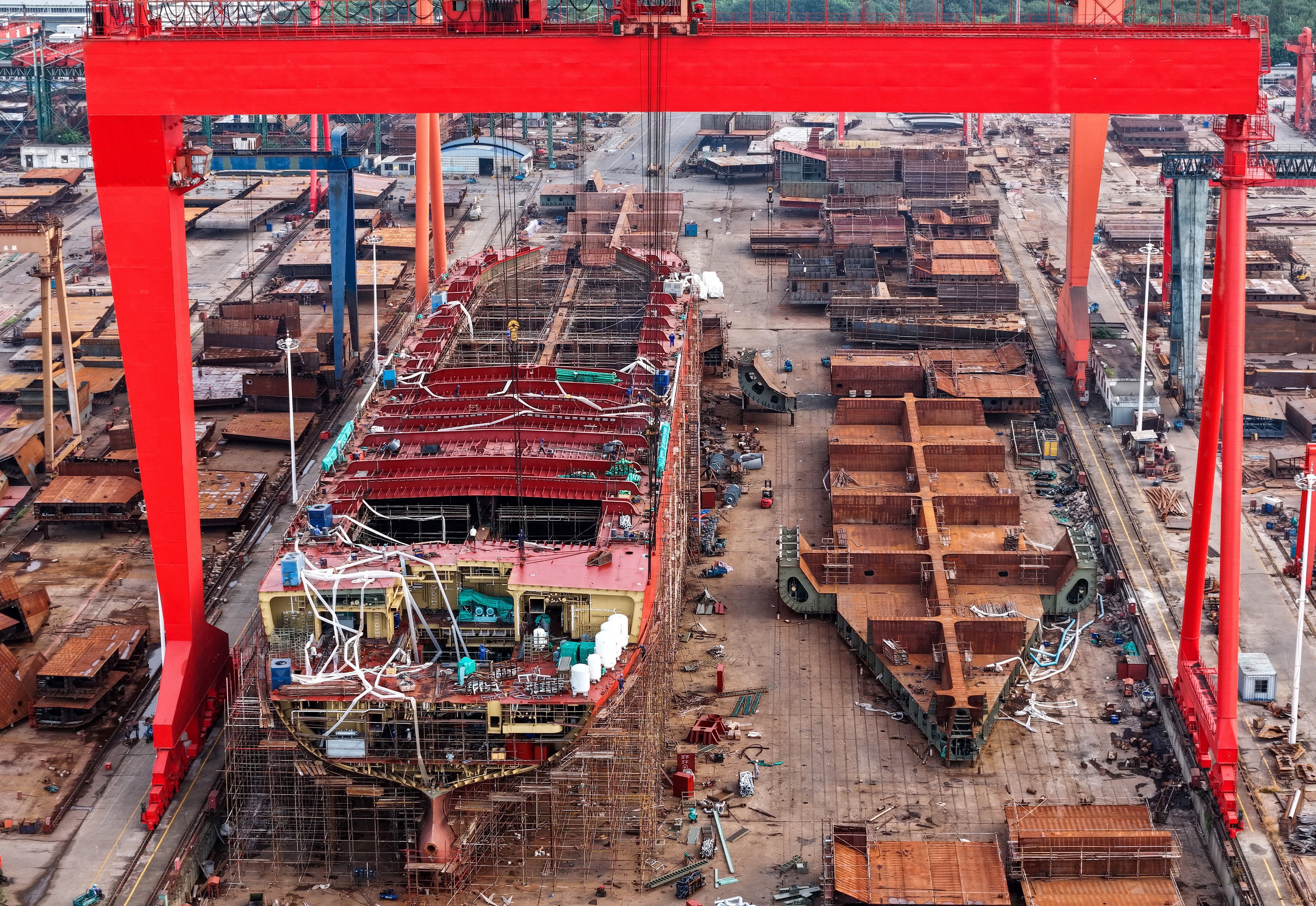 A drone view shows workers building a vessel at a shipyard in Yizheng, China’s Jiangsu province, August 25, 2025. Photo: cnsphoto via Reuters
