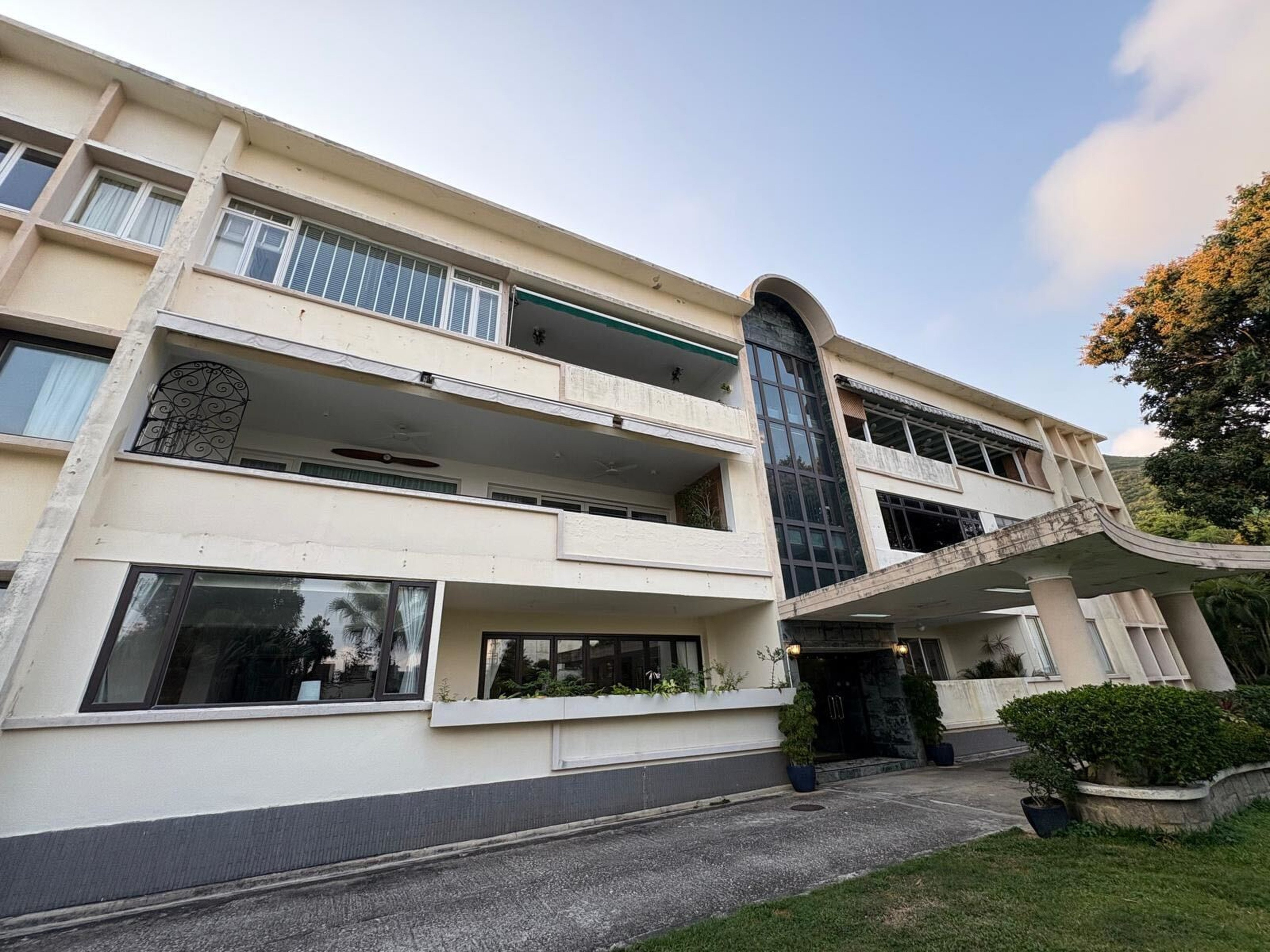 The luxury unit on Stanley Beach Road sold for HK$17,655 (US$2,270) per square foot. Photo: Handout