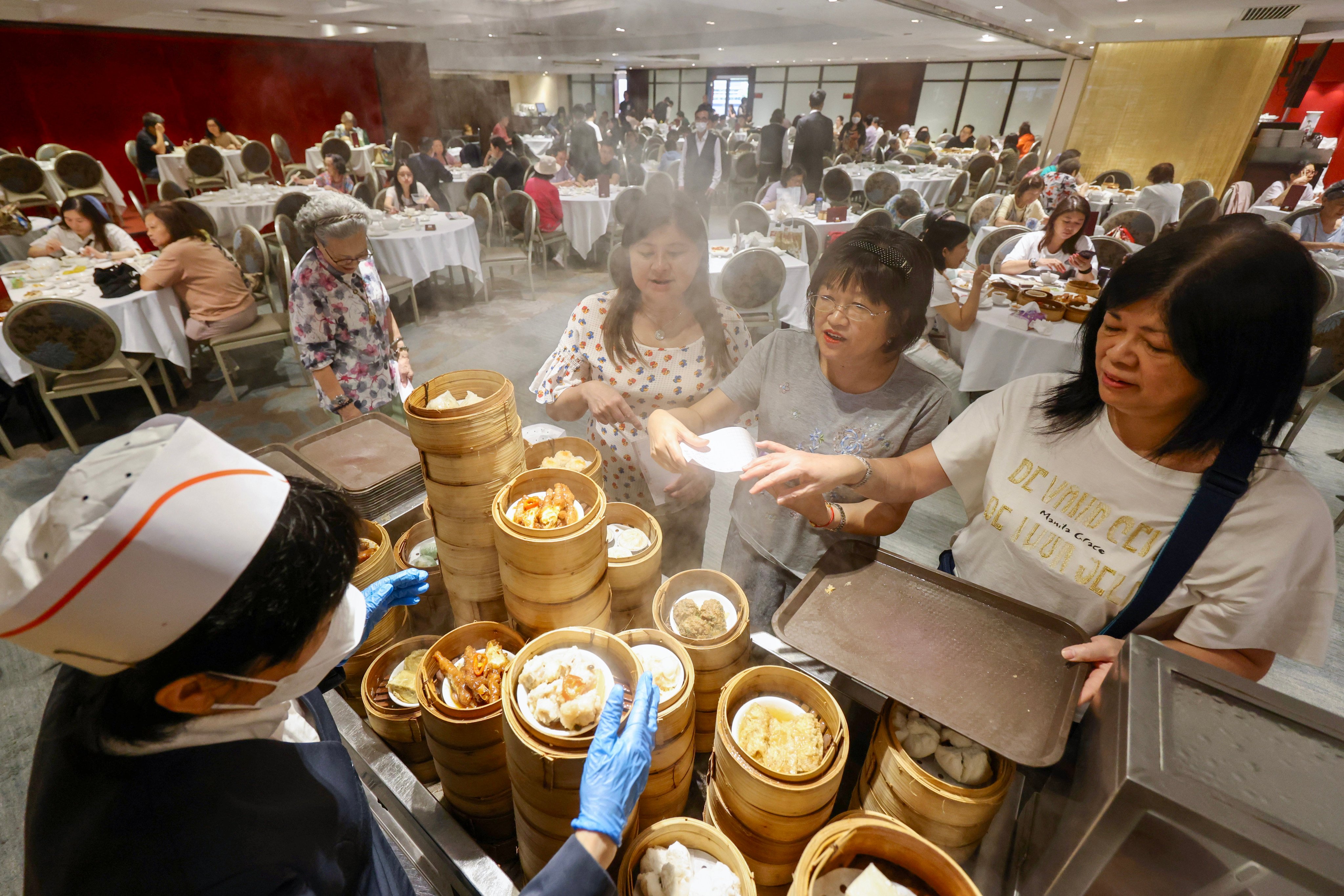 Diners choose dim sum from a trolley during the final lunch service of the Metropol Restaurant at the United Centre in Admiralty on Saturday. Photo: Karma Lo