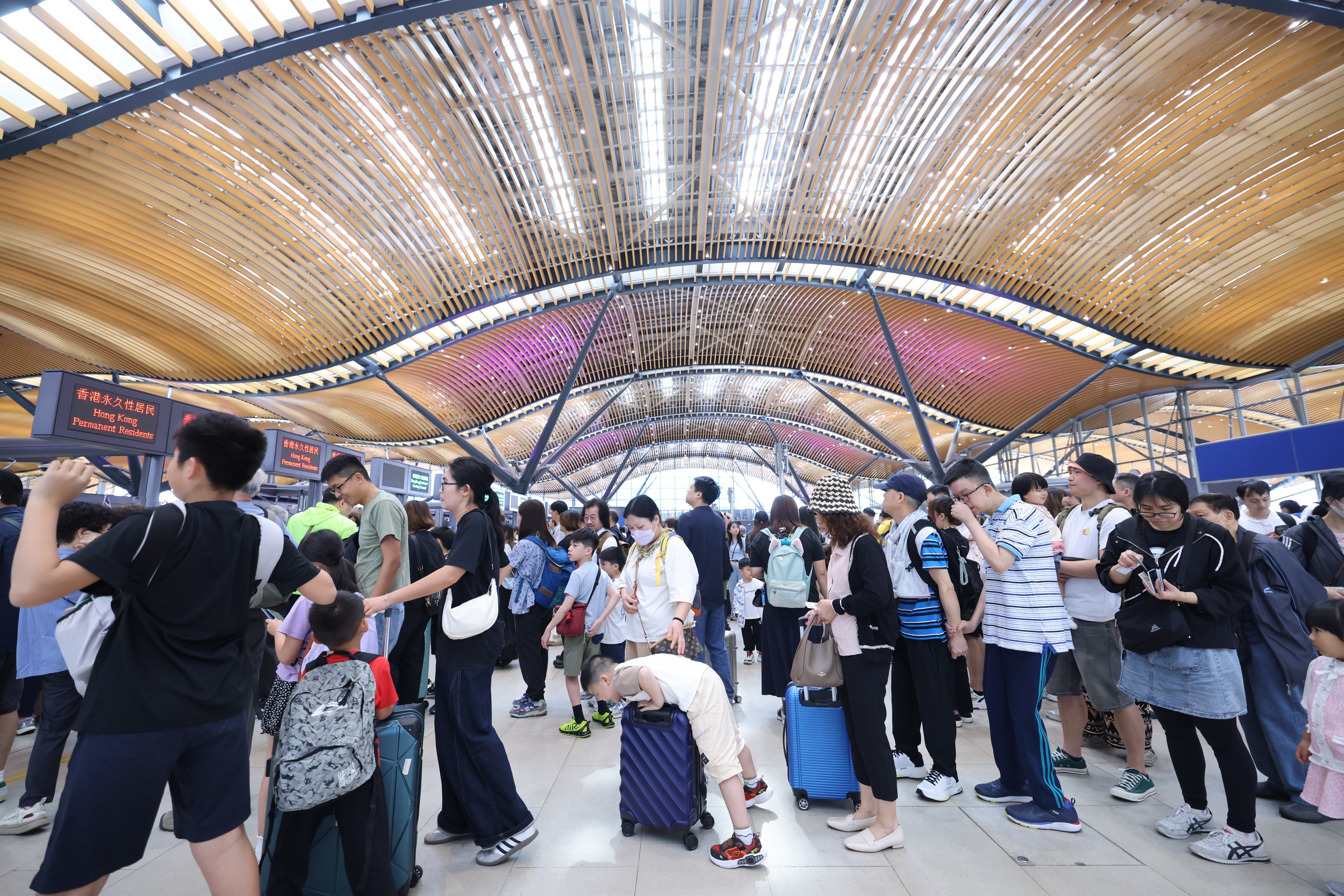 Travellers at the Hong Kong-Zhuhai-Macau bridge clearance building for outbound travel on the first day of the Easter holiday. Photo: Nora Tam