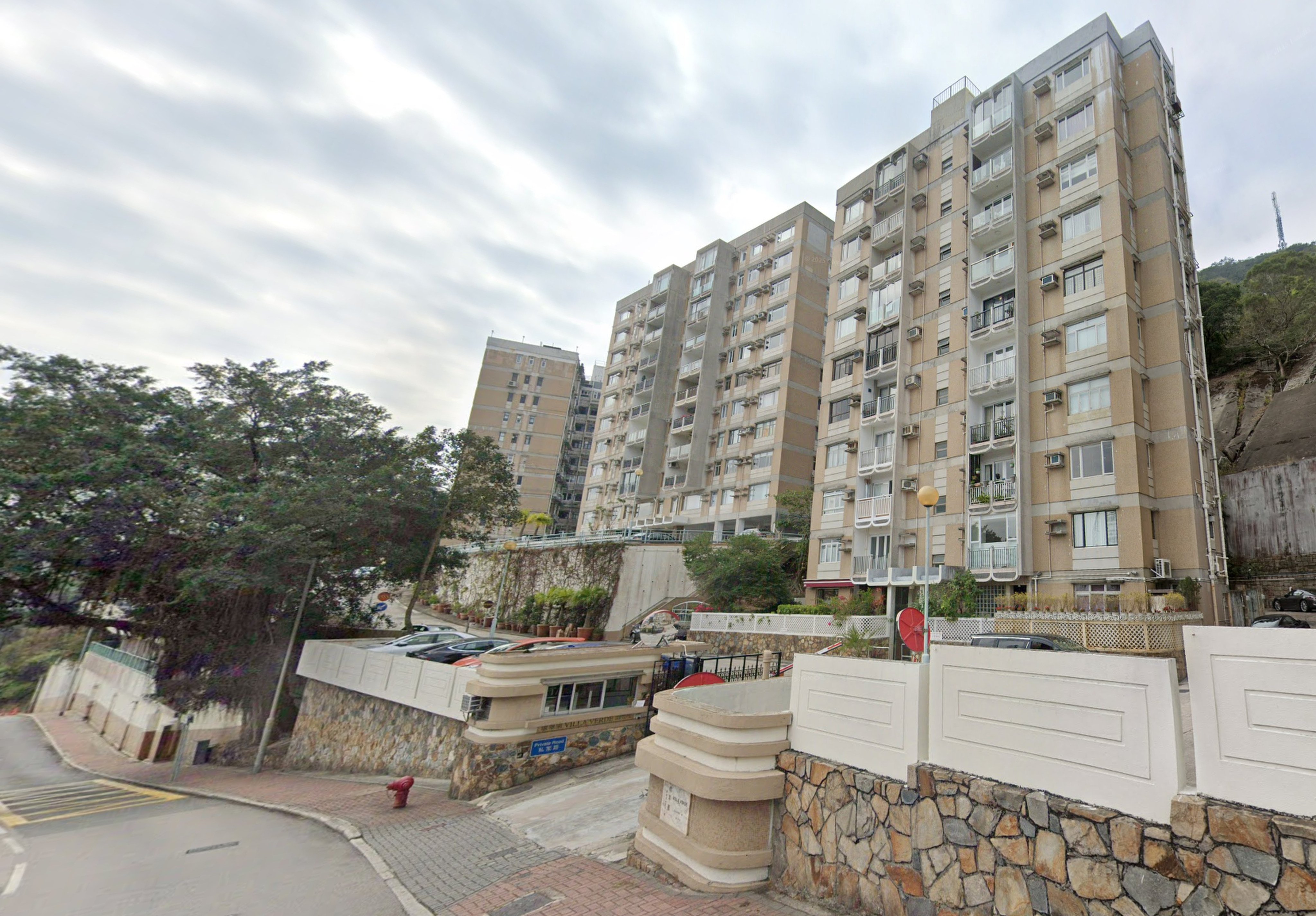 The theft took place at the Villa Verde estate on The Peak . Photo: Google Map