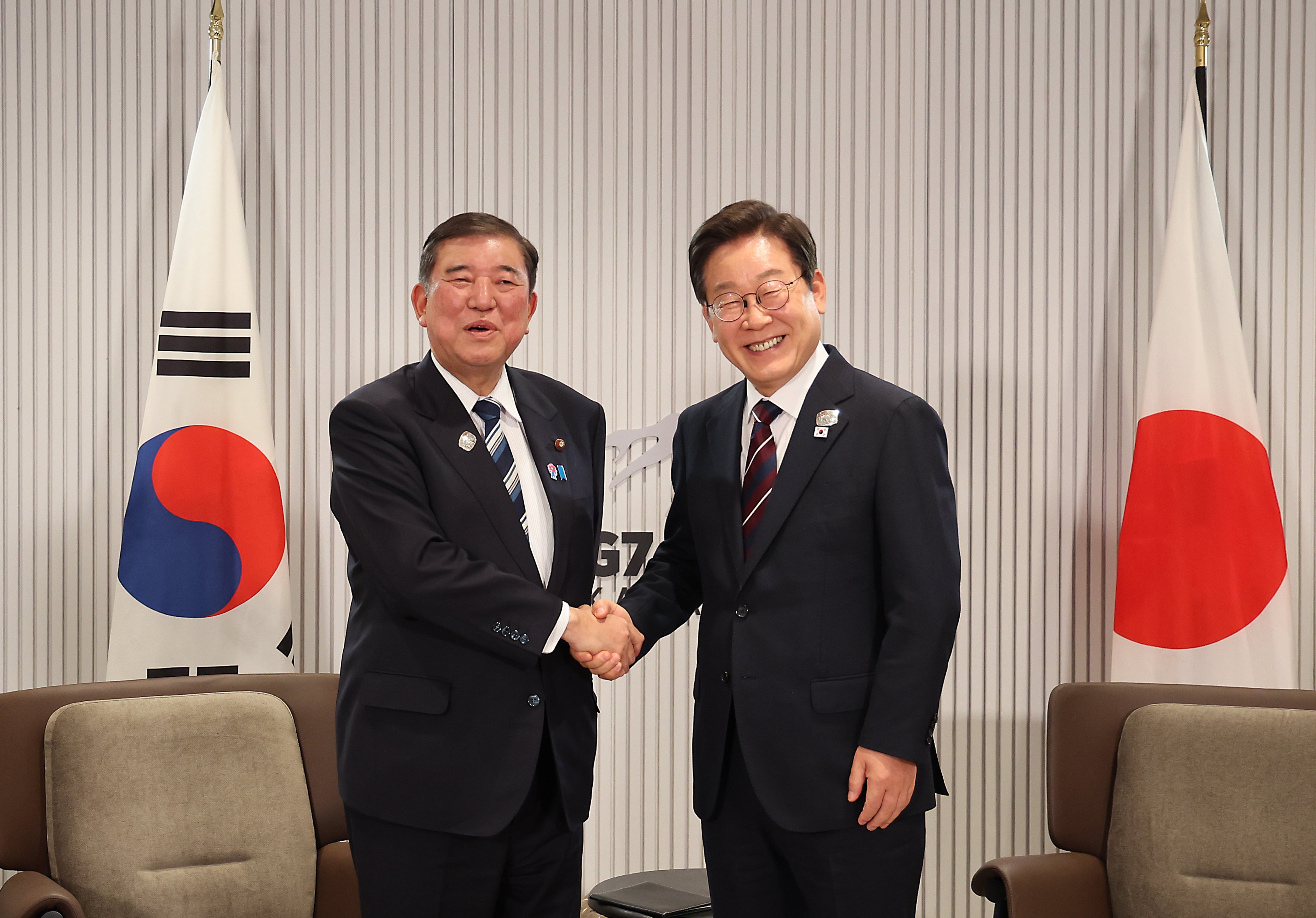 Japanese Prime Minister Shigeru Ishiba (left) shakes hands with South Korean President Lee Jae-myung in Canada on the sidelines of the G7 Summit in June. Photo: Yonhap/dpa