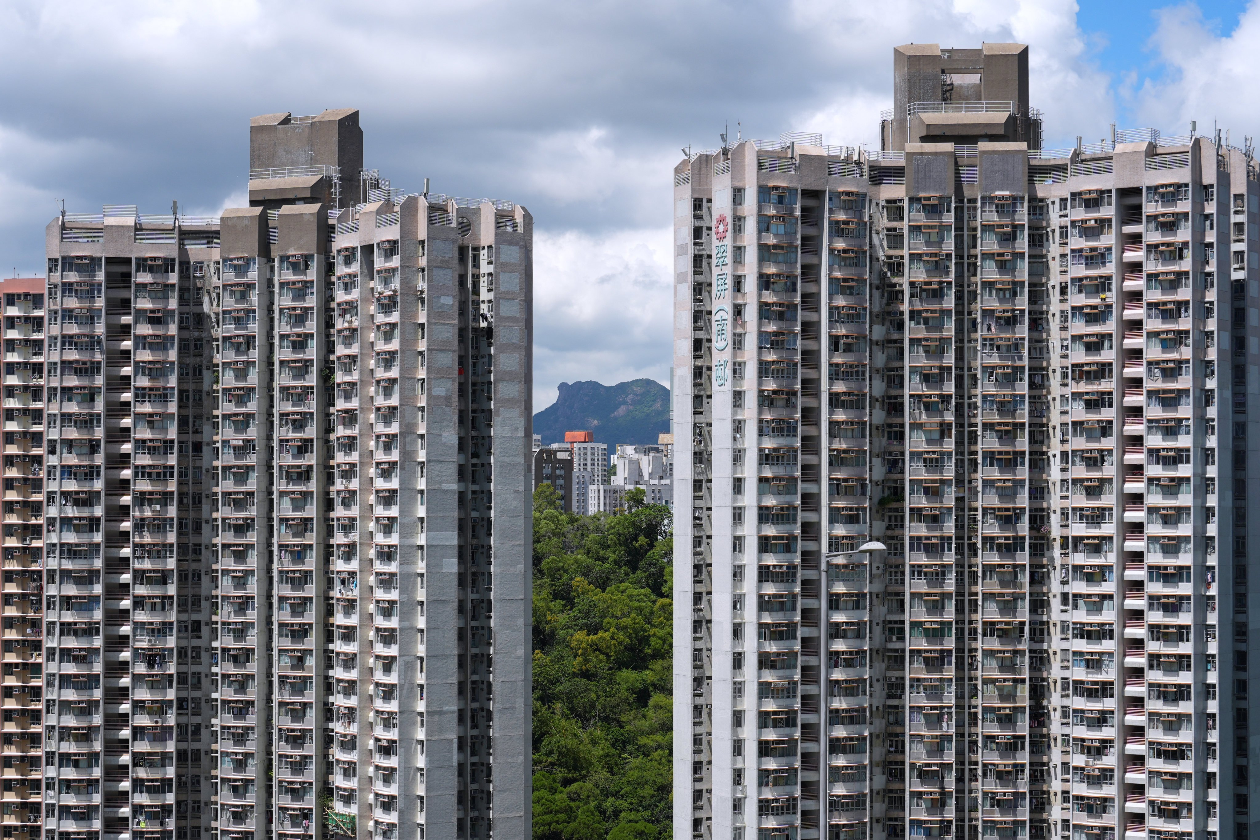 Latest government projections show the total housing supply target is 420,000 flats by 2036, including 294,000 for public housing and 126,000 for private housing. Photo: Eugene Lee