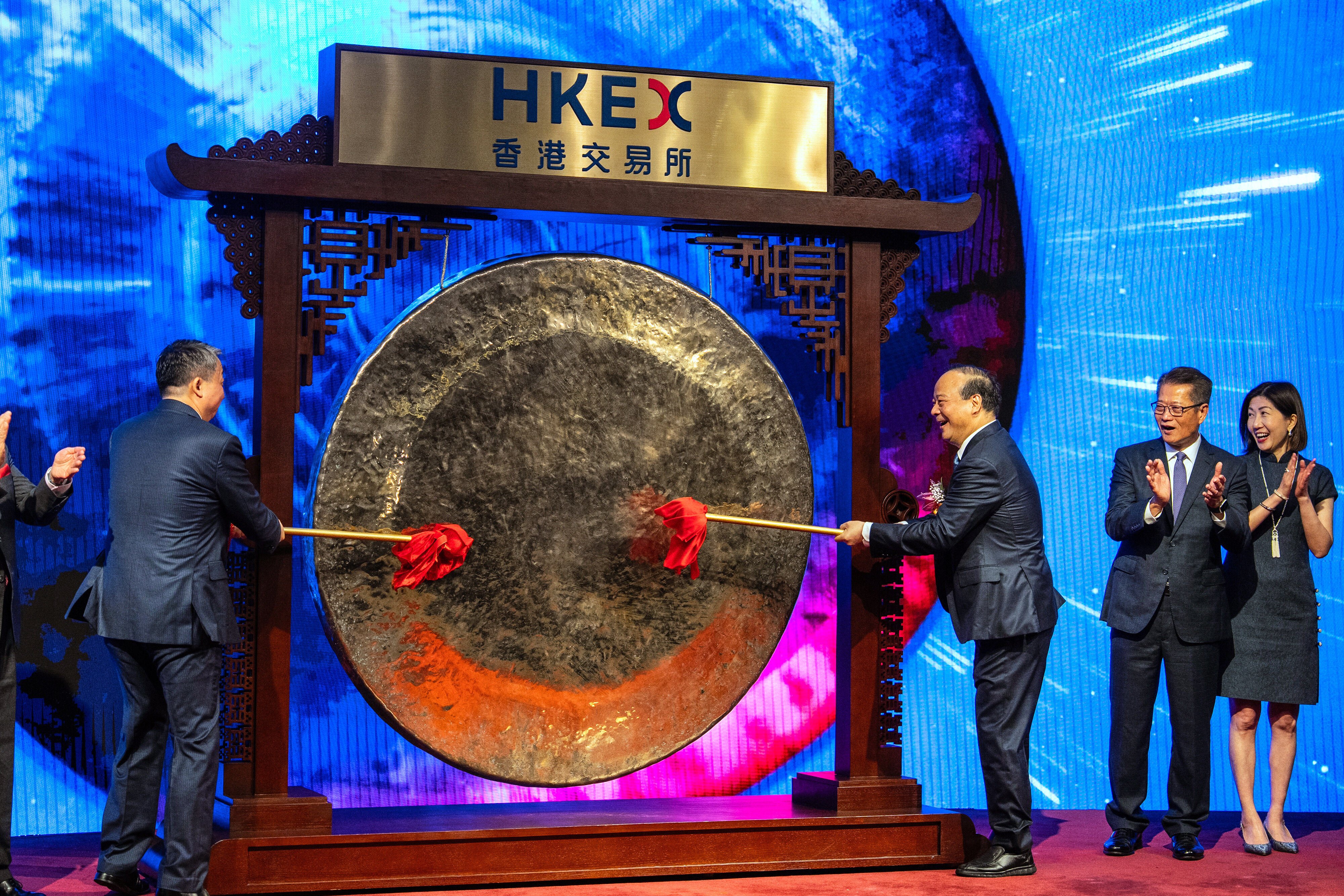 Robin Zeng, chairman of Contemporary Amperex Technology, center right, strikes a gong at the firm’s listing ceremony in Hong Kong on May 20, 2025. Photo: AP Photo
