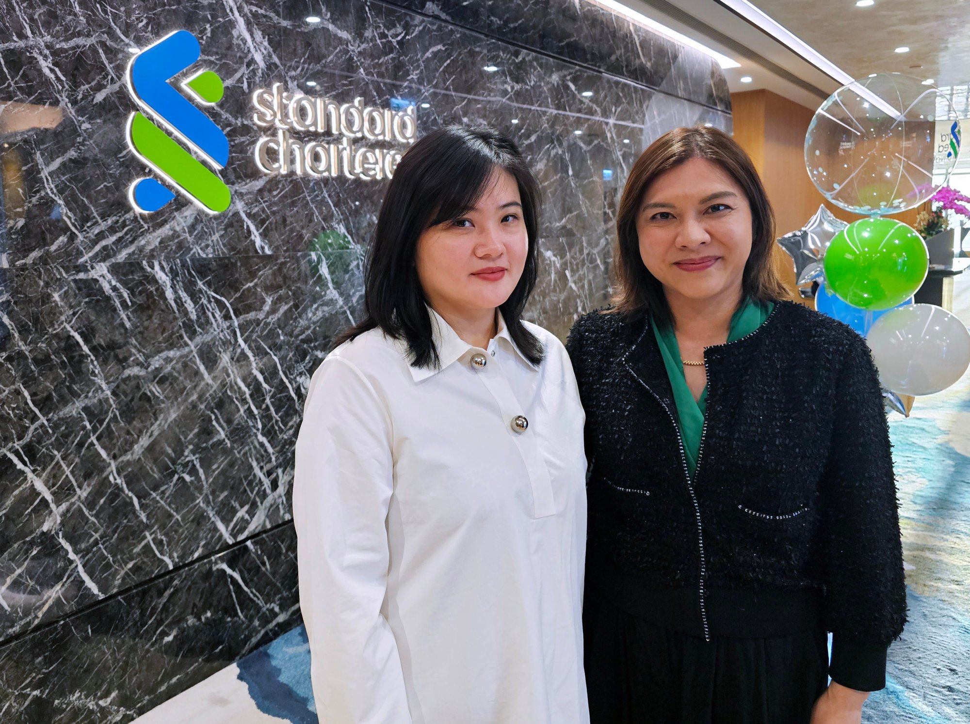 Miss Liu (left), a priority private client of Standard Chartered Bank, and Eliza Law (right), head of the bank’s affluent segment, pose for a photo at a wealth centre in Tsim Sha Tsui on October 1, 2025. Photo: Enoch Yiu
