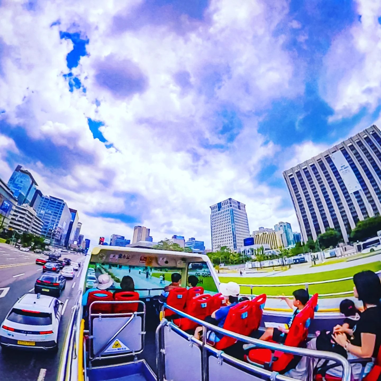 Seoul City Tour Bus Weekday Operations, Operating between 9:30 AM and 5:00 PM and covers the “Traditional Culture Course” with unlimited daytime re-boarding.