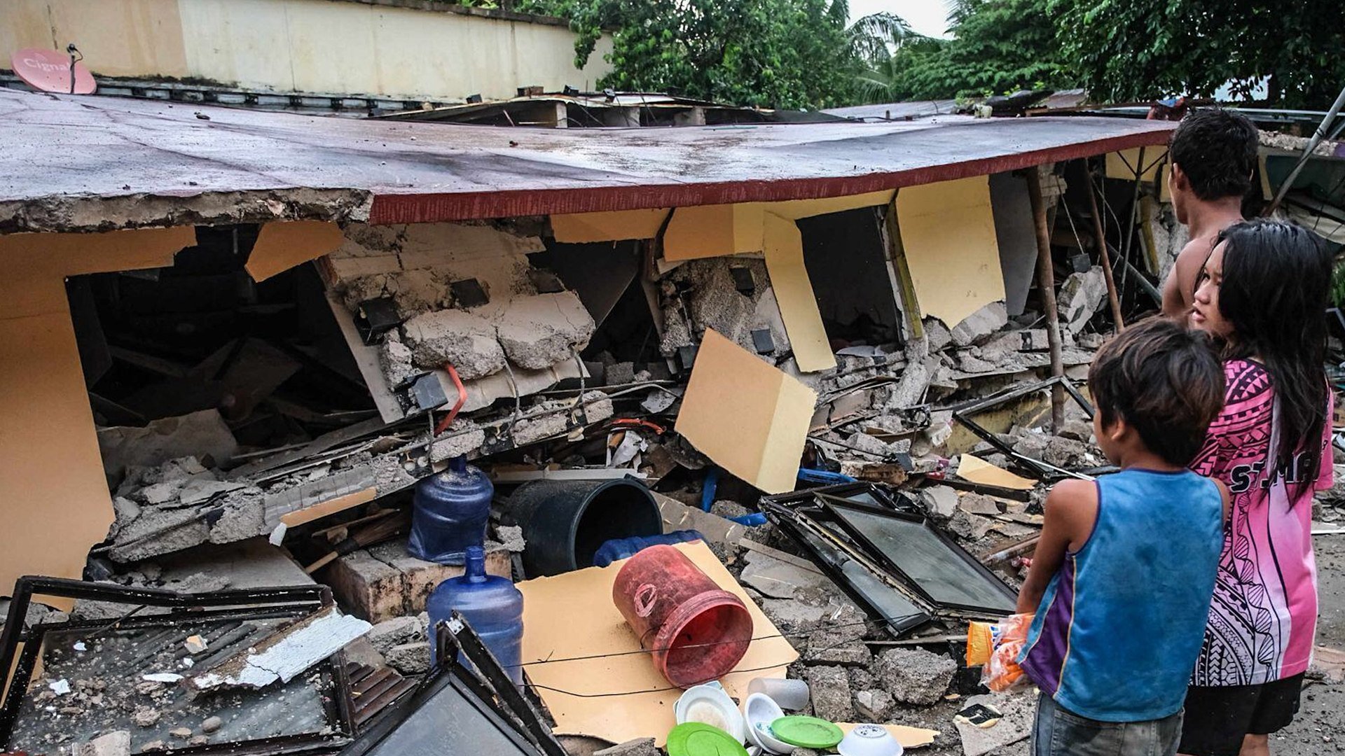 Dozens killed in Philippine quake