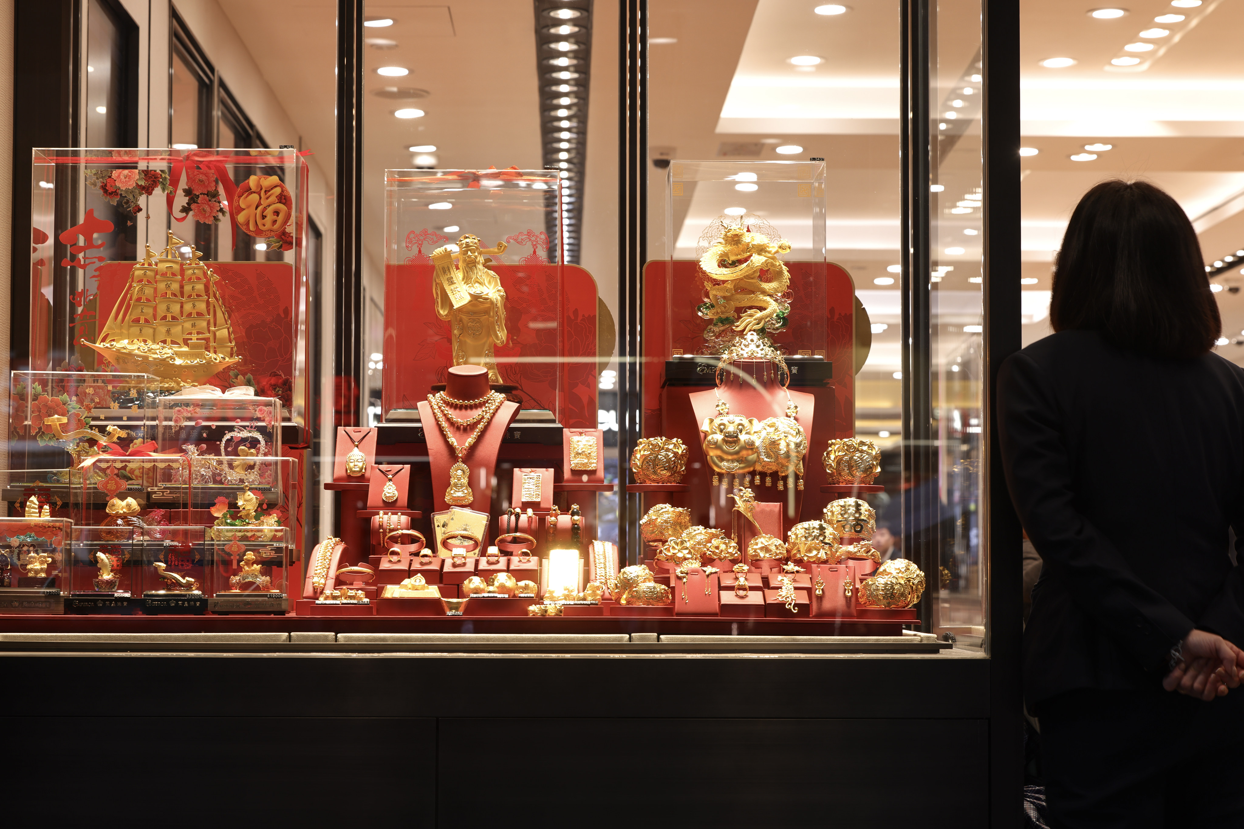 The display window of a gold and jewellery shop in Tsim Sha Tsui. Photo: Nora Tam
