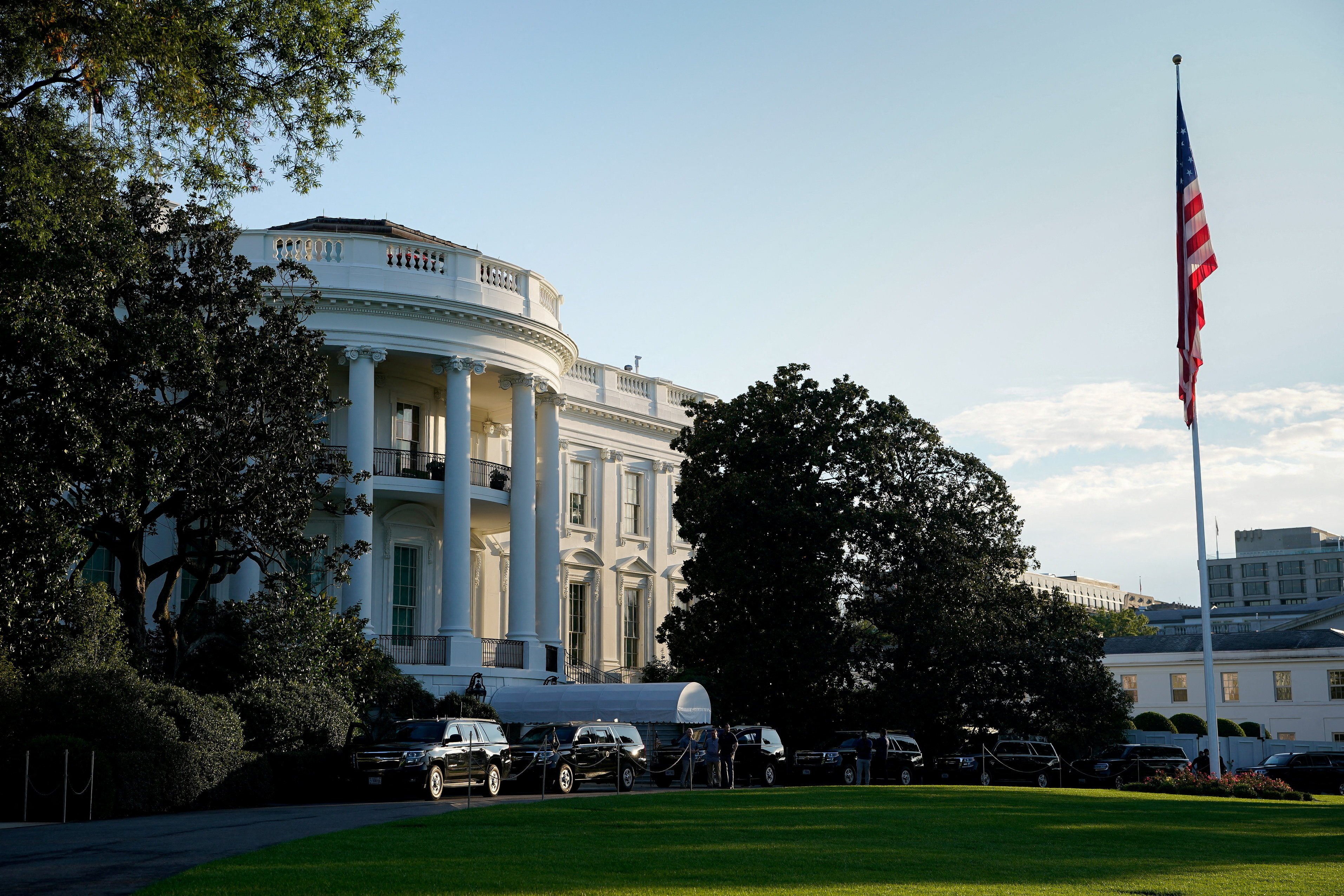 The motorcade is parked outside the White House in Washington, DC, on September 28. Photo: Reuters