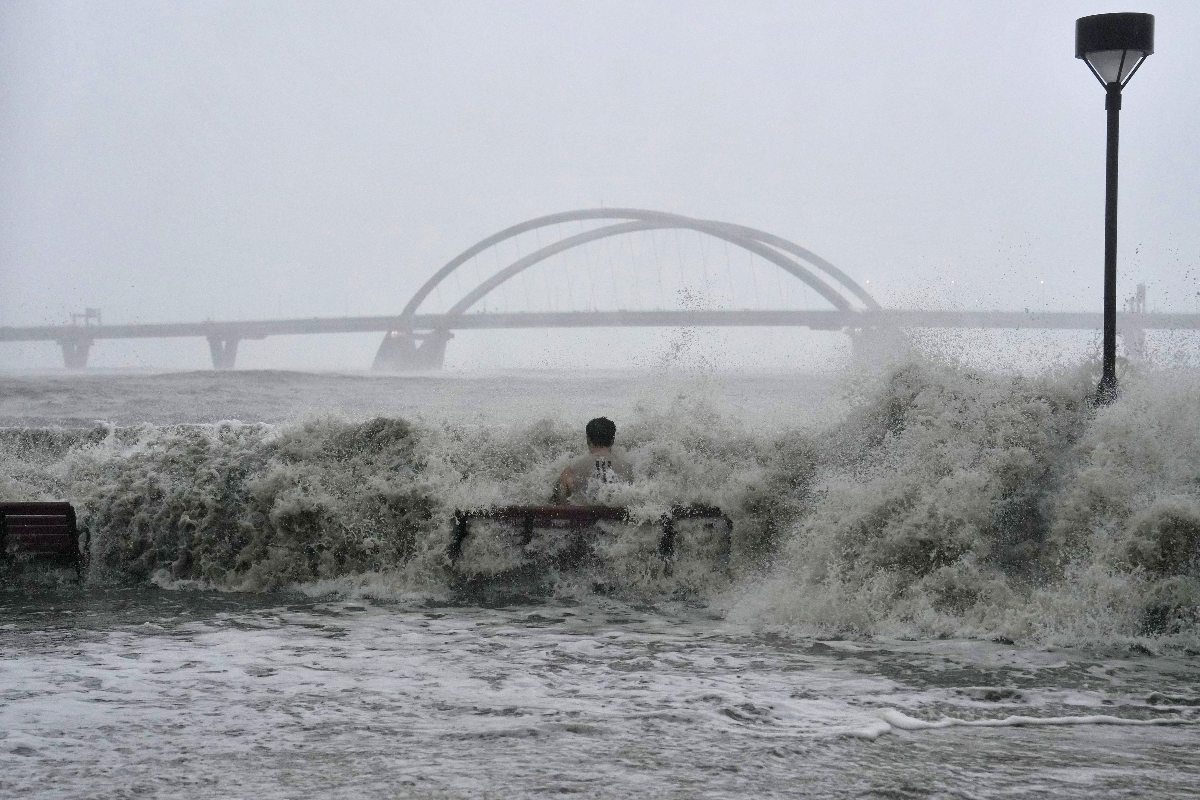Super Typhoon Ragasa slammed Hong Kong, sparking chaos and a crackdown on storm chasing. Photo: Elson Li