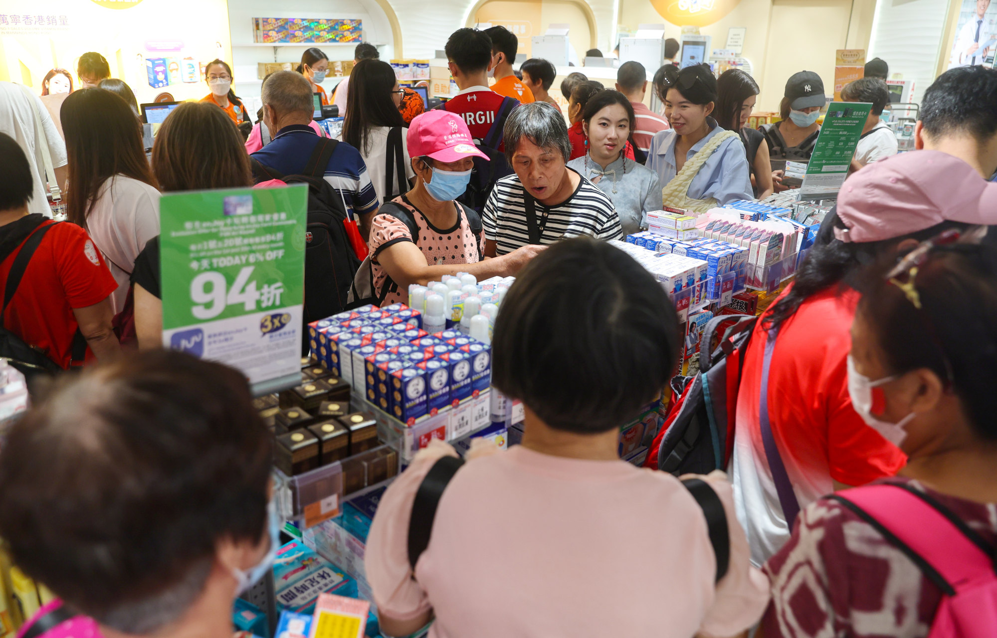 Tourists go shopping in Mong Kok during the “golden week” holiday. Photo: Edmond So Tourists go shopping in Mong Kok during the “golden week” holiday. Photo: Edmond So