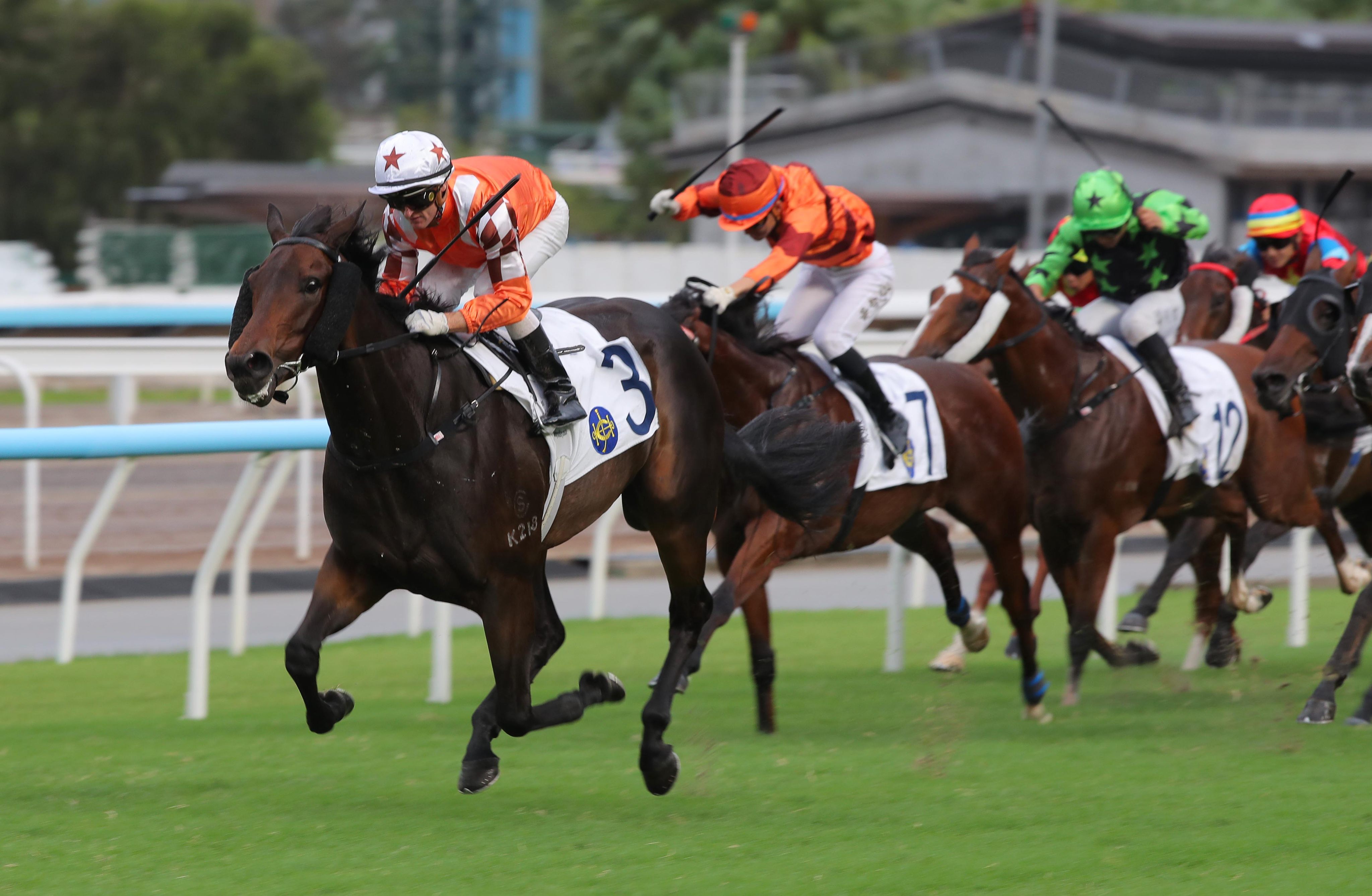 Bulb General storms home under Zac Purton to make it three wins in succession. Photos: Kenneth Chan