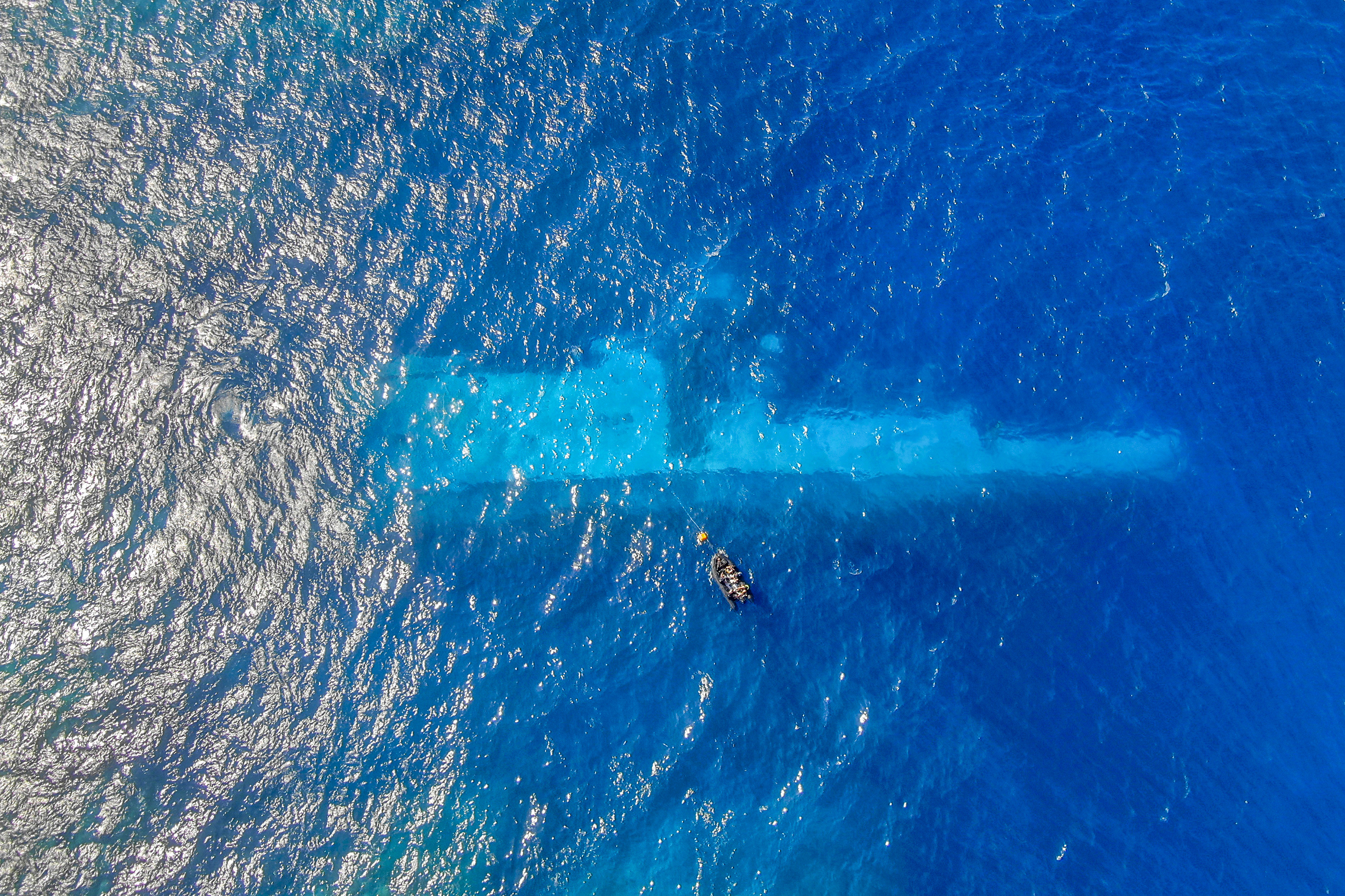 Divers survey the area around the sunken HMNZS Manawanui off Upulo, Samoa on October 15, last year. Photo: New Zealand Defence Force/AP)