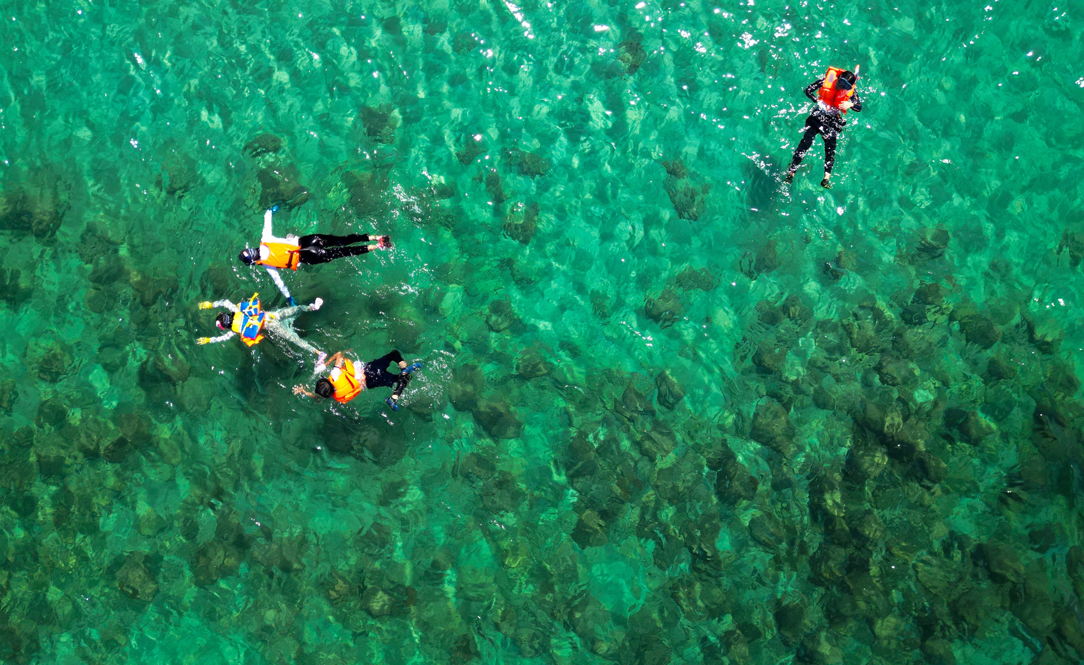 Mainland tourists visit Sharp Island and snorkel to see the surrounding corals during the “golden week” holidays on October 4. Photo: Dickson Lee