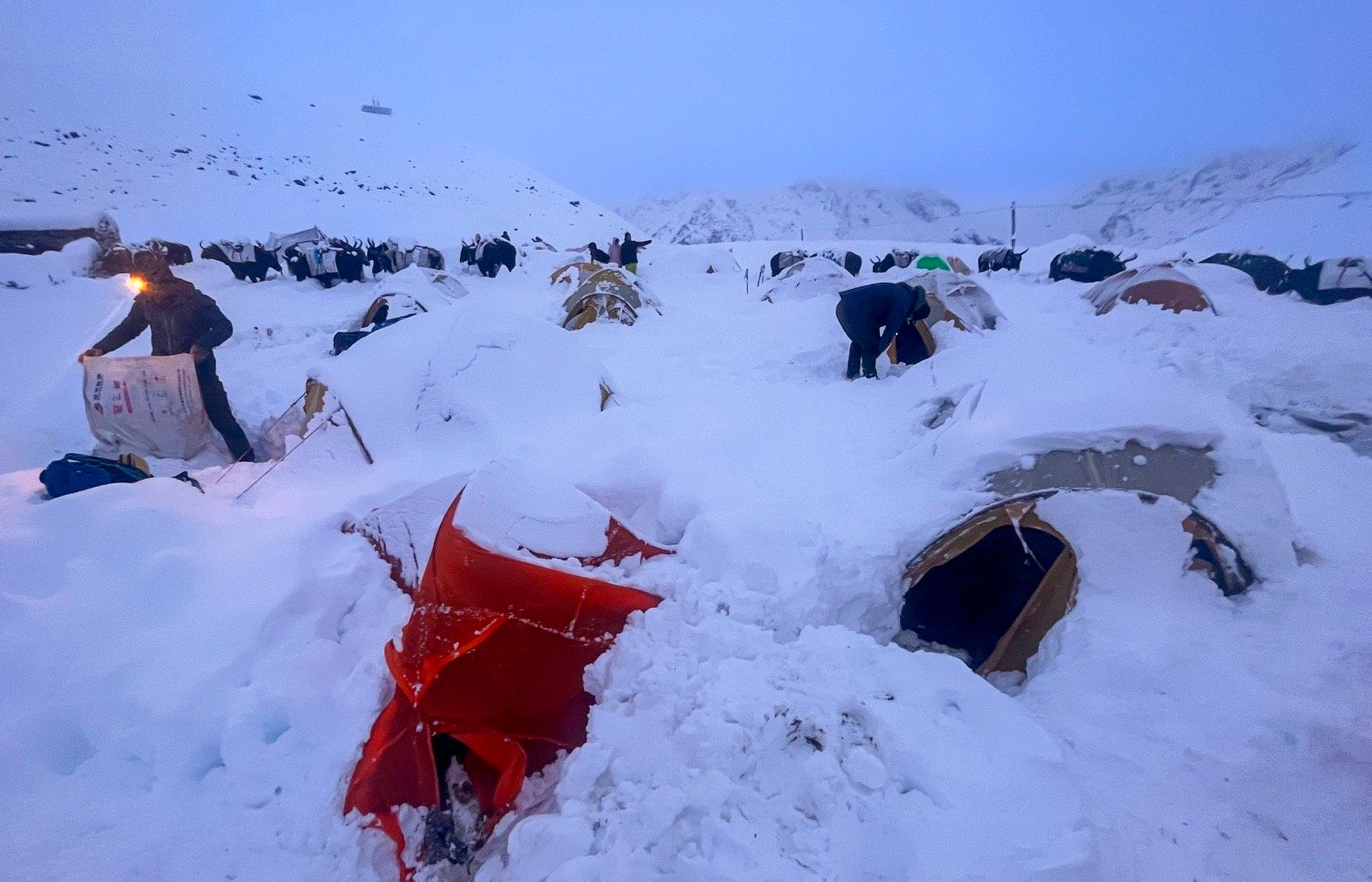A rescue effort is underway on the eastern slopes of Mount Everest after an unseasonal blizzard struck on the weekend, stranding hundreds of hikers. Photo: Handout