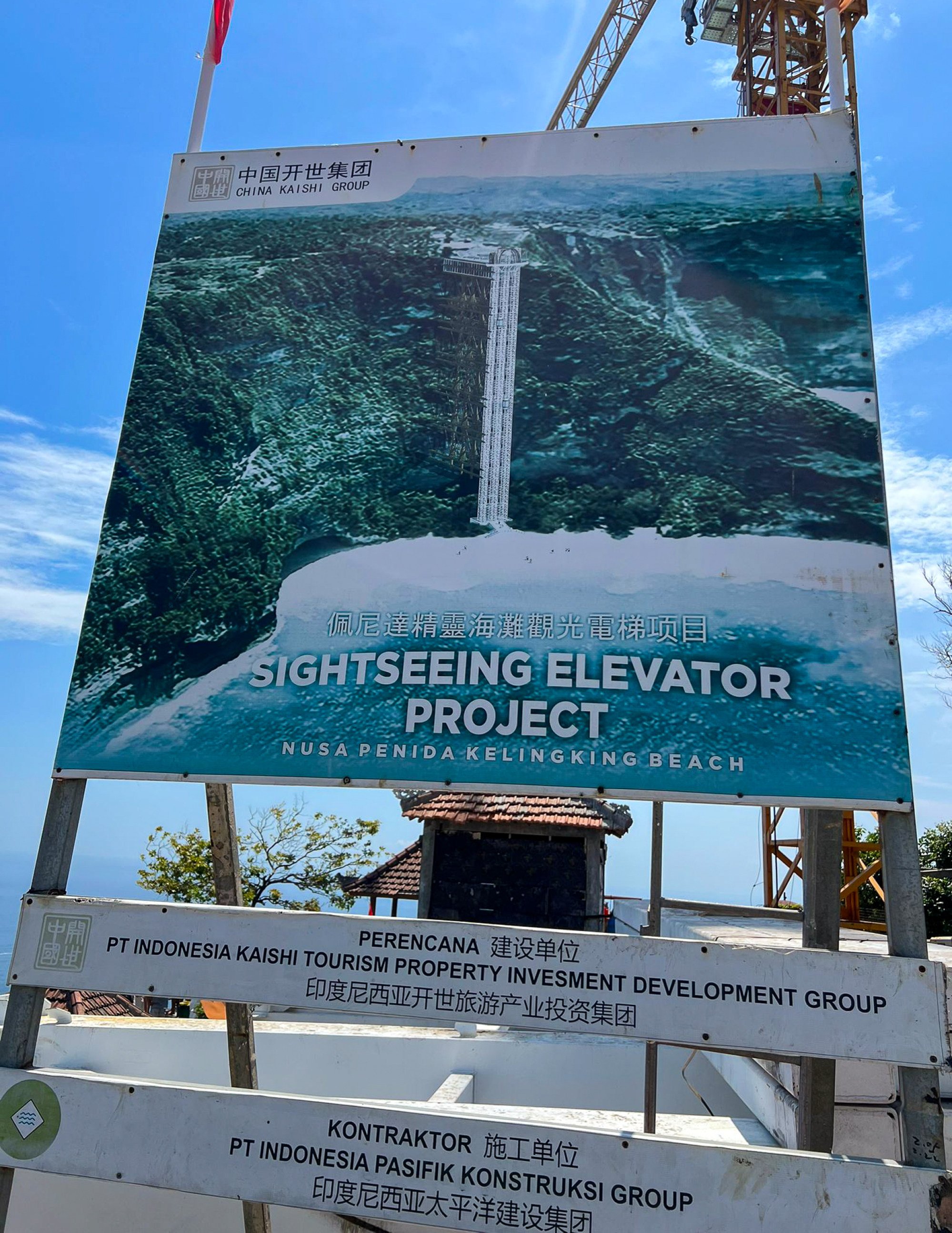 Lift construction work signage above Kelingking Beach. Photo: Ralph Jennings Lift construction work signage above Kelingking Beach. Photo: Ralph Jennings