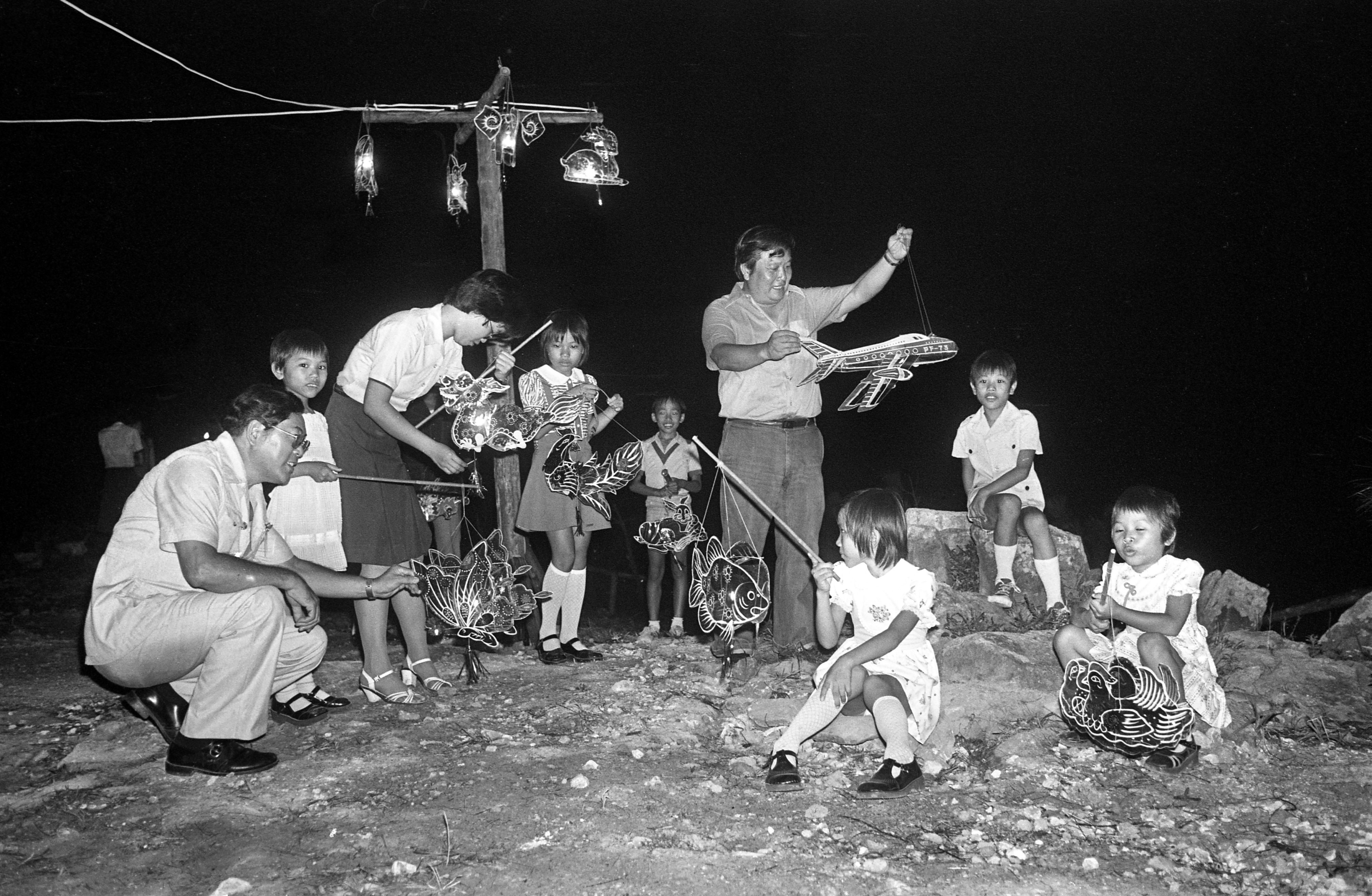 Families with their kids during Mid-Autumn Festival in 1977. Photo: SCMP Archives