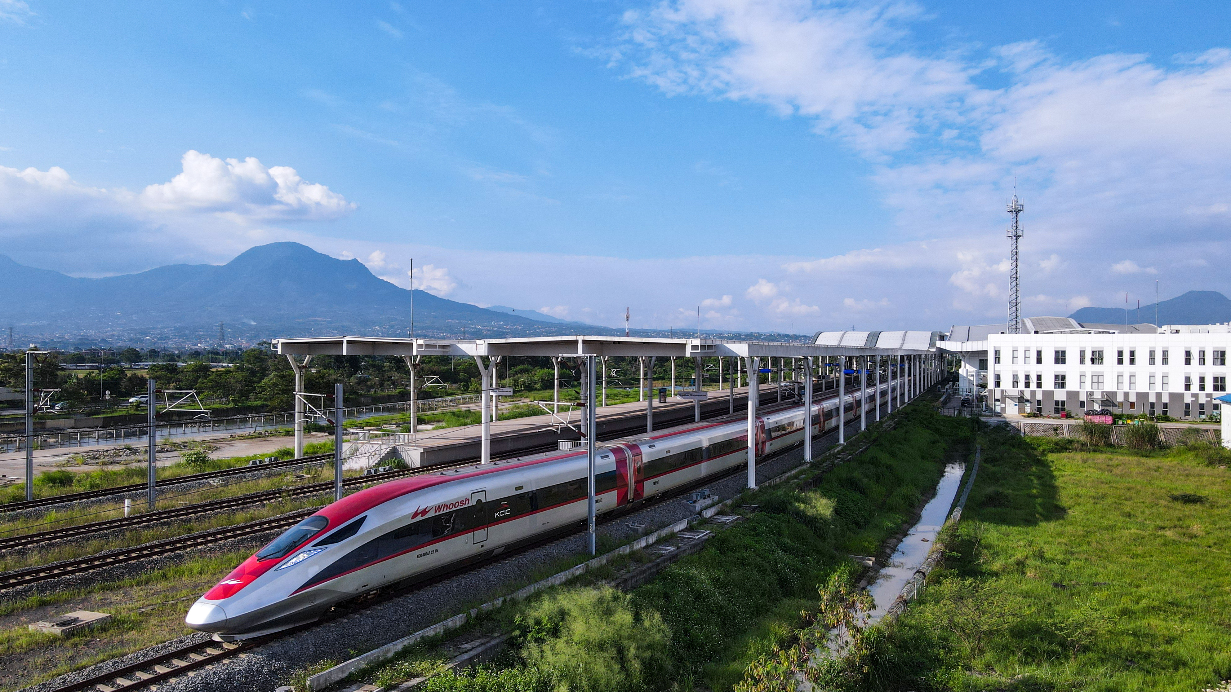 An aerial drone photo taken on May 20, 2025, shows a high-speed train leaving Tegalluar Station on the Jakarta-Bandung High-Speed Railway (HSR) in Bandung, Indonesia. Photo: Xinhua