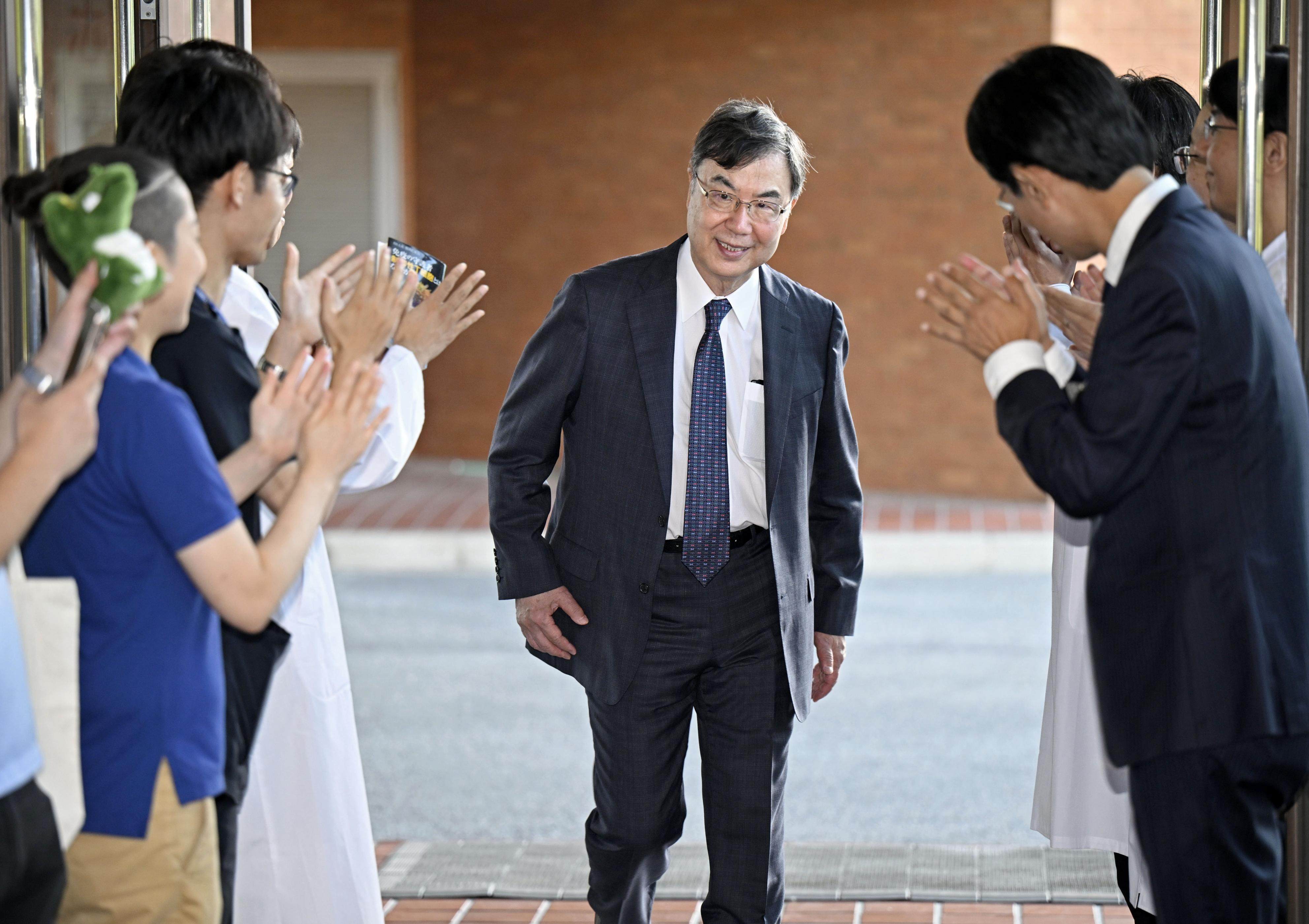 Shimon Sakaguchi is applauded on Tuesday after being named the winner of the Nobel Prize in physiology or medicine with two American scientists. Photo: Kyodo