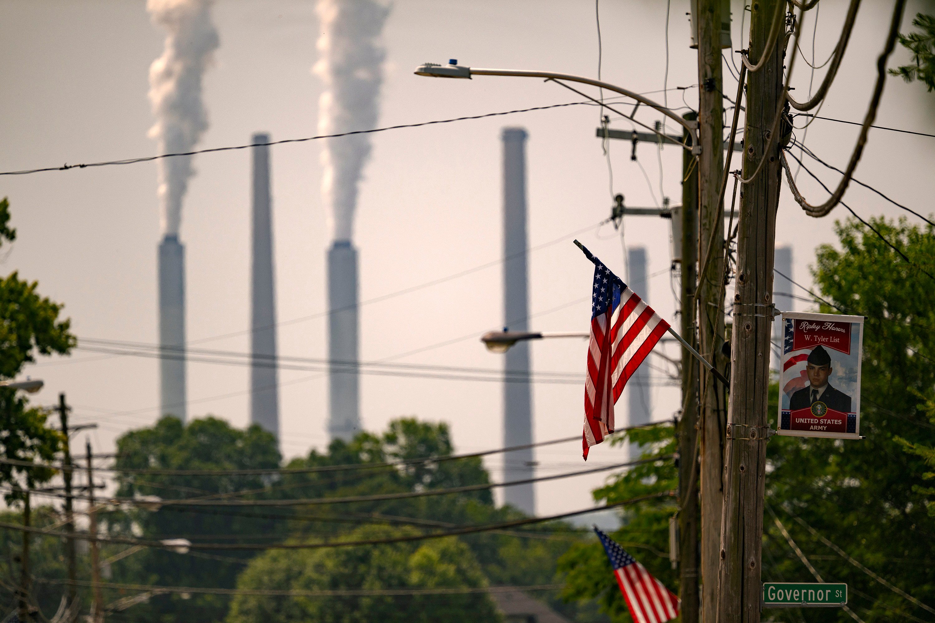 Smoke stacks from the Hugh L. Spurlock Generating Station, a 1.3-gigawatt coal power plant, are seen in Maysville, Kentucky, on June 12. Photo: Getty Images