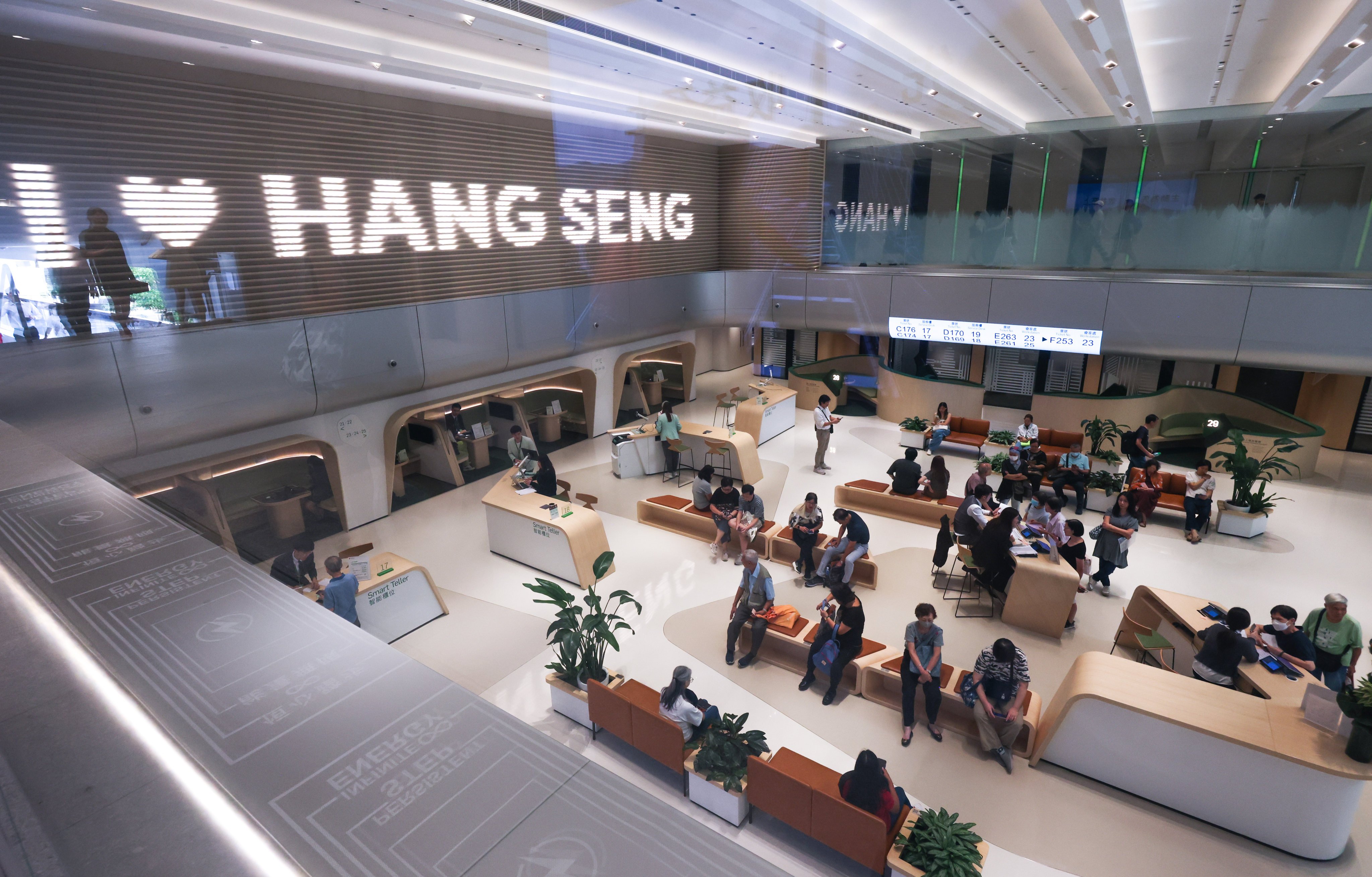 People wait in Hang Seng Bank’s headquarters in Central on October 9. Photo: Jelly Tse