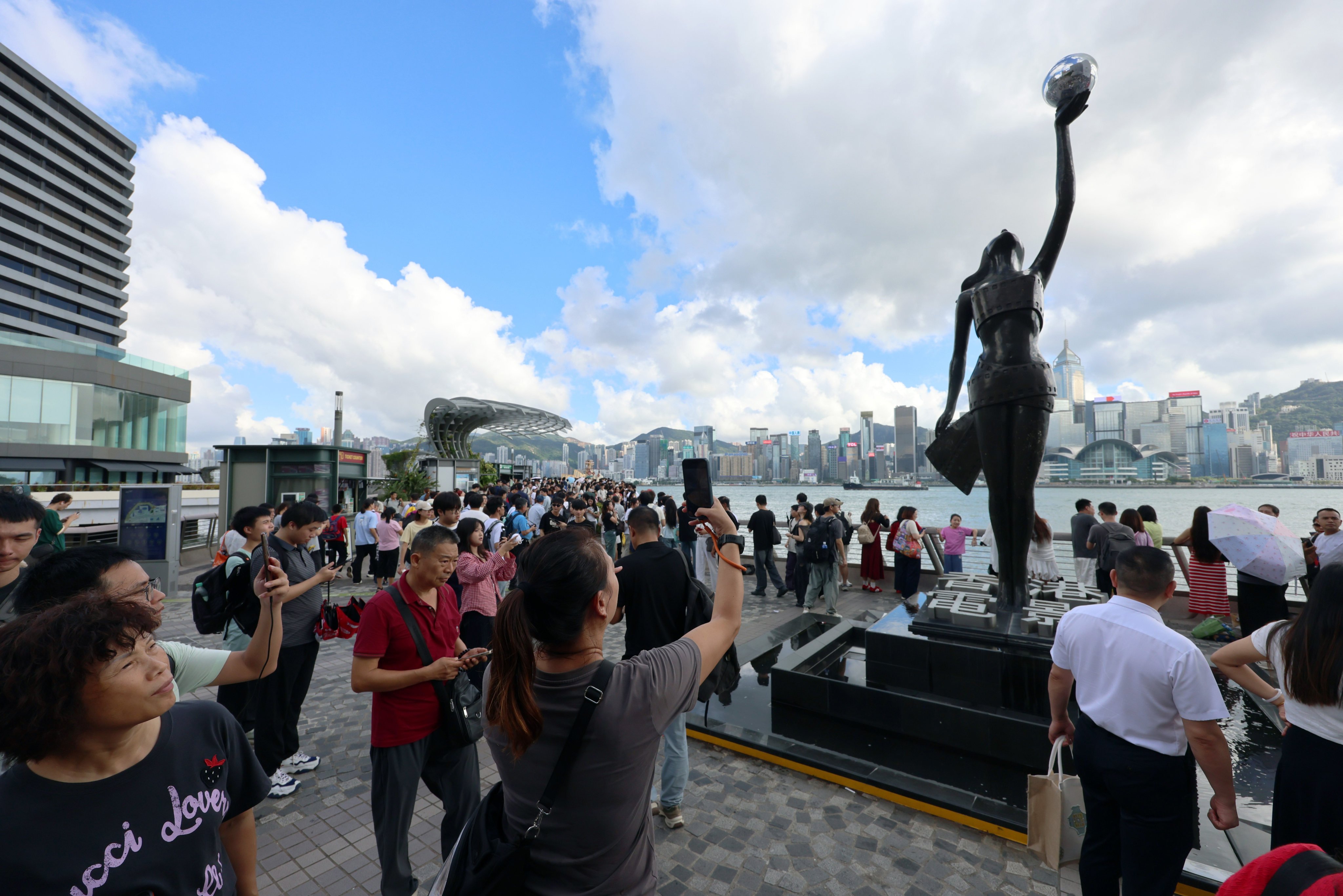 Mainland Chinese tourists at the Tsim Sha Tsui waterfront during the National Day holiday. Photo: Jelly Tse