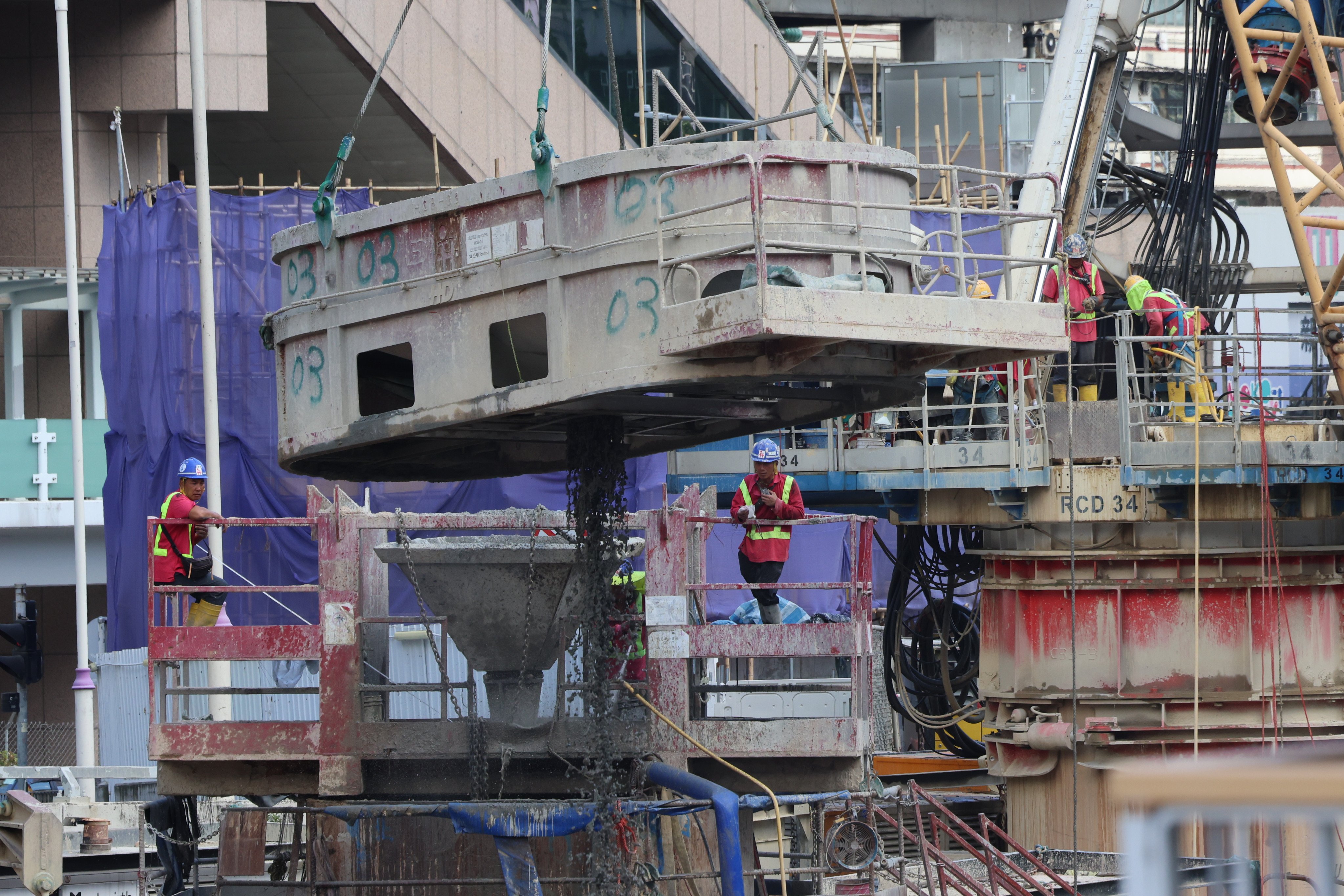 Lawmakers have called on the government to further limit labour imports to protect the local workforce. Photo: Jelly Tse