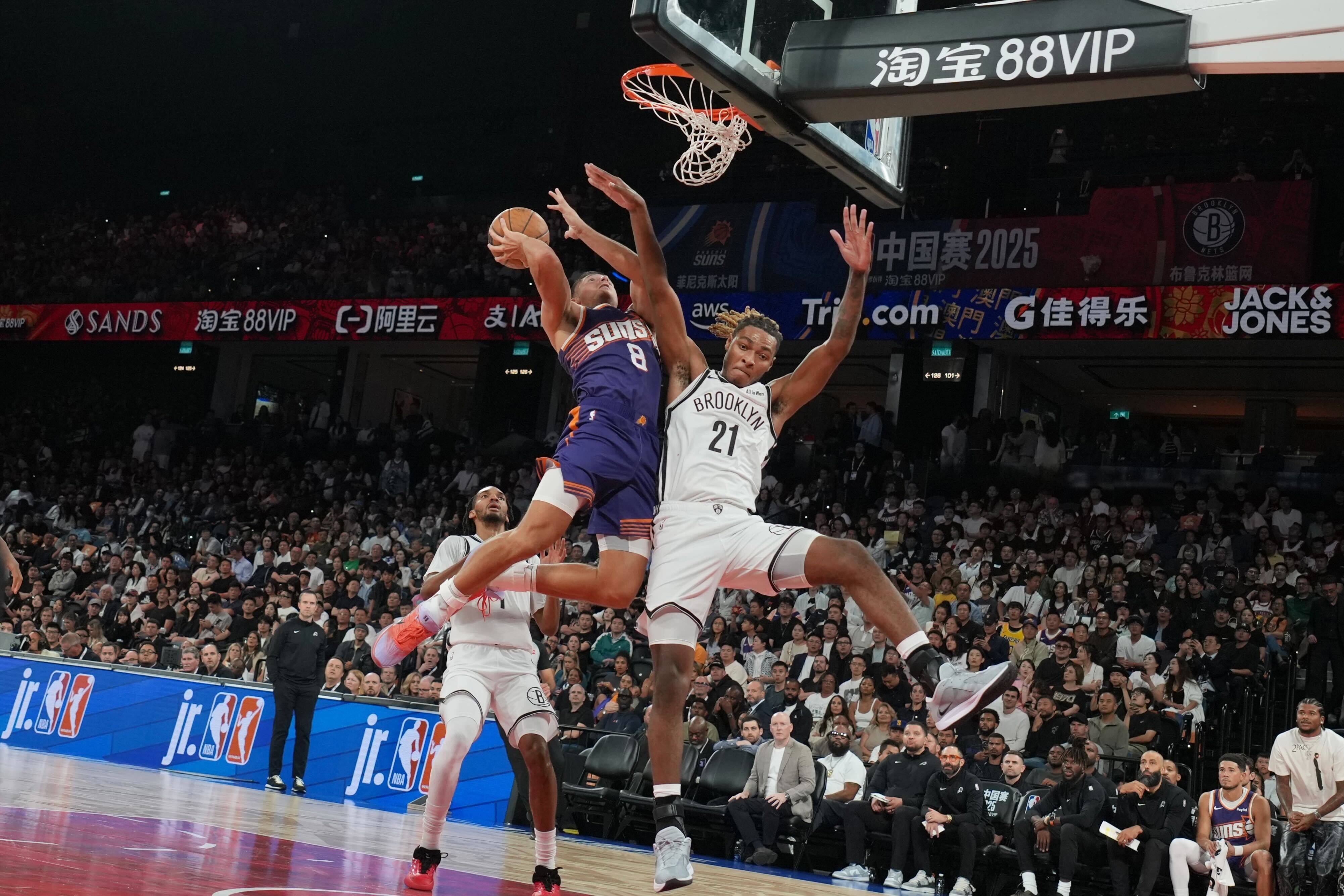 The Brooklyn Nets (in white) and the Phoenix Suns put on a show at Macau’s Venetian Arena on Friday. Photo: Karma Lo