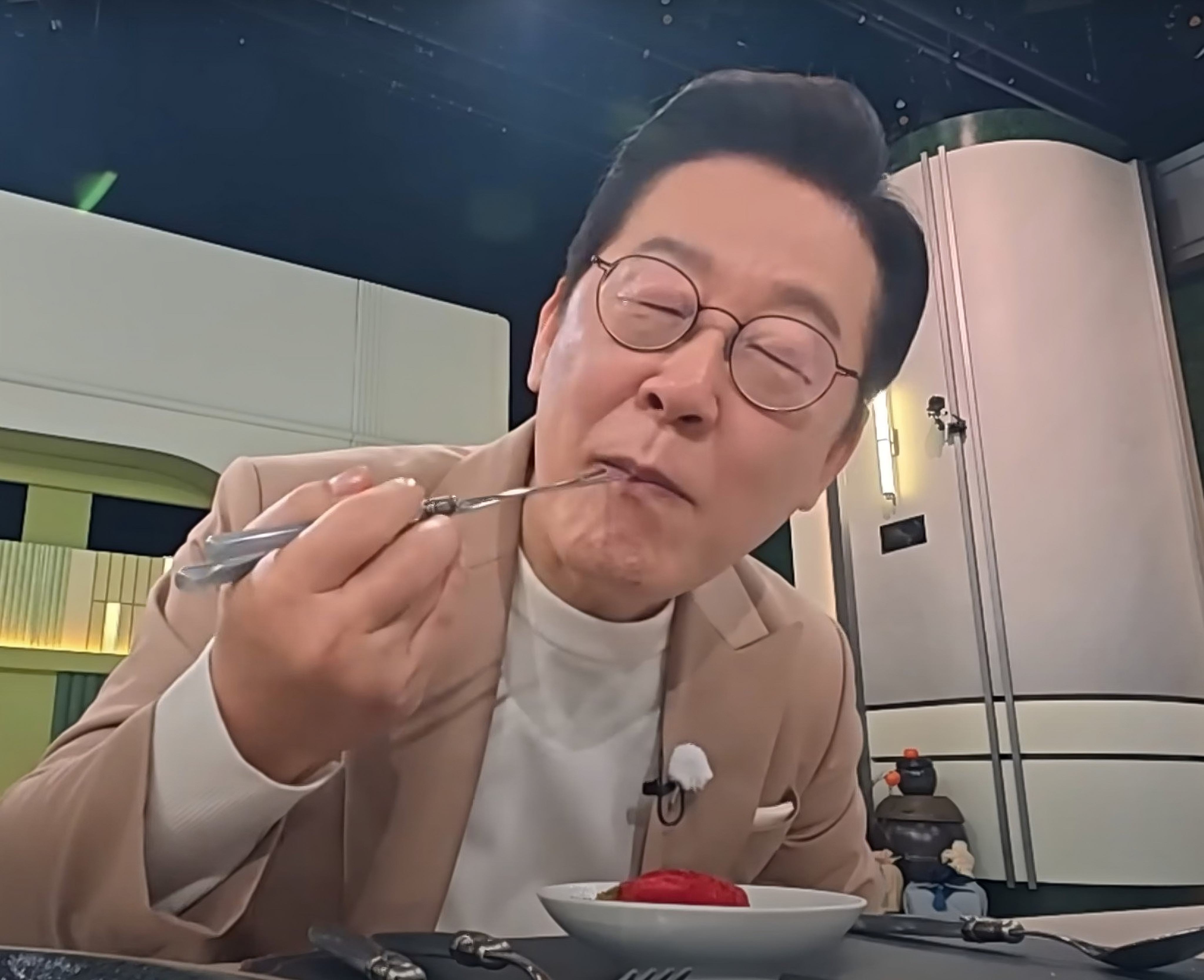 South Korean President Lee Jae-myung appears on television cooking show “Please Take Care of My Refrigerator”, which aired during Chuseok harvest festival on Monday days after a major fire had crippled the government’s online services. Photo: YouTube/JTBCentertainment