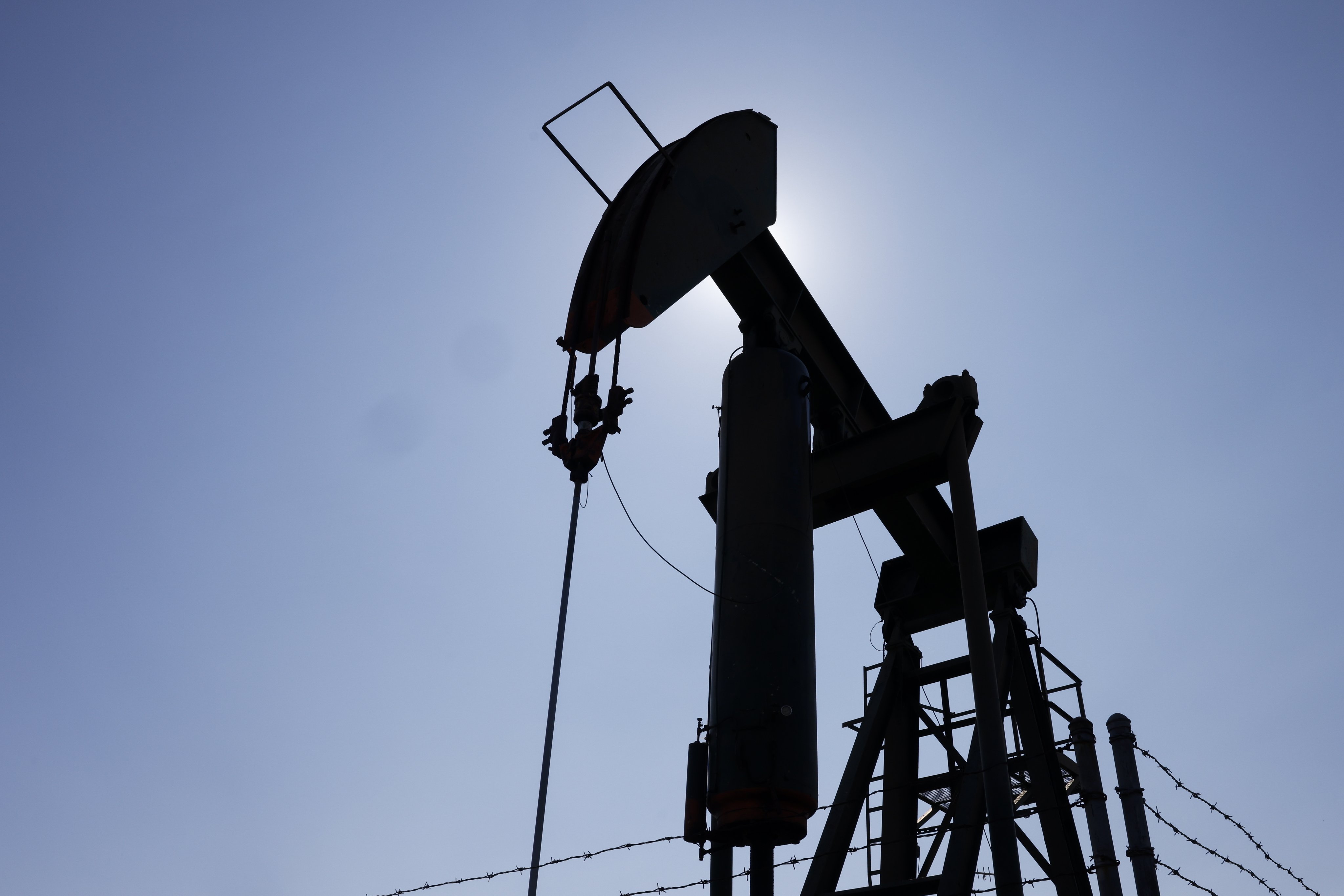 An oil rig operates in California. Photo: EPA