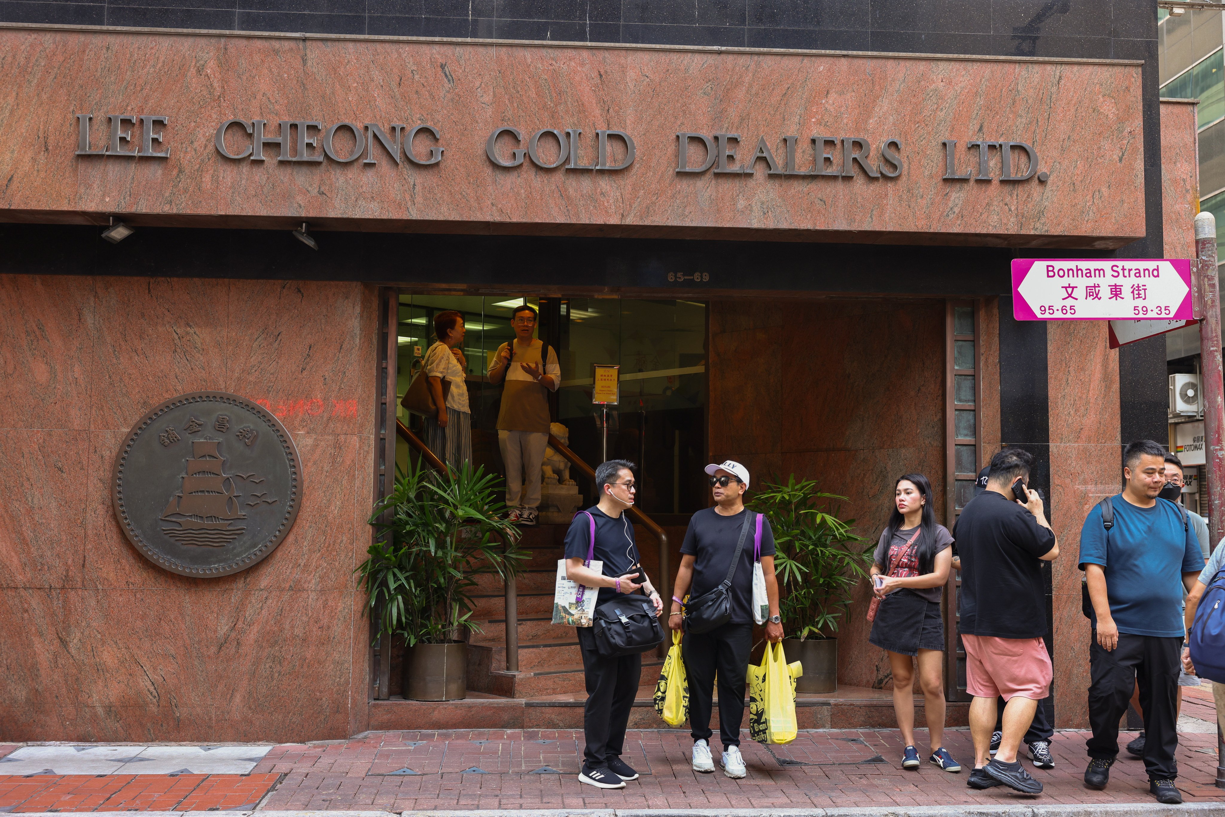 Lee Cheong Gold Dealers in Sheung Wan was  busy on Friday. Photo: Dickson Lee
