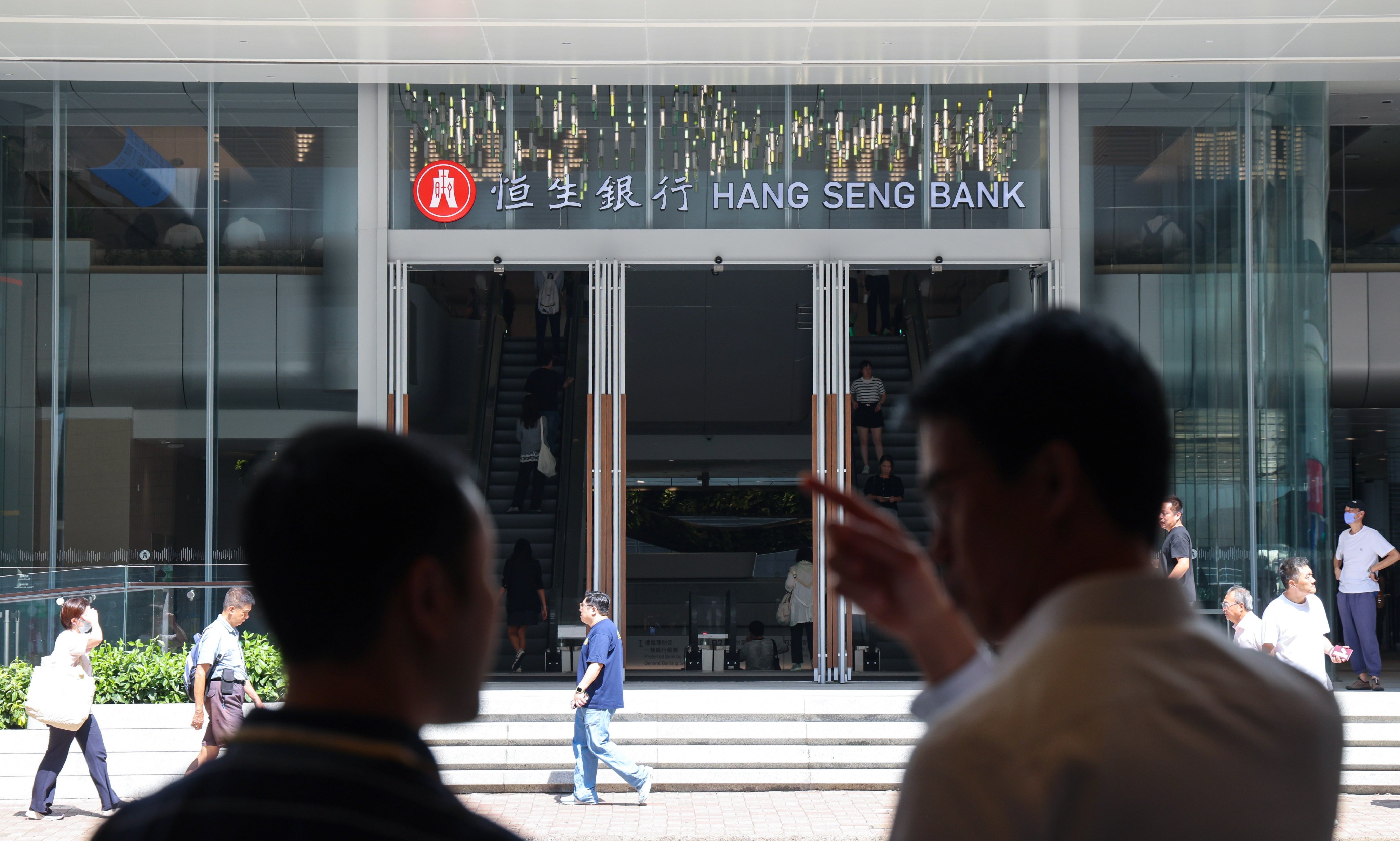 People stand outside Hang Seng Bank’s headquarters in Hong Kong, on October 9. Photo: Jelly Tse