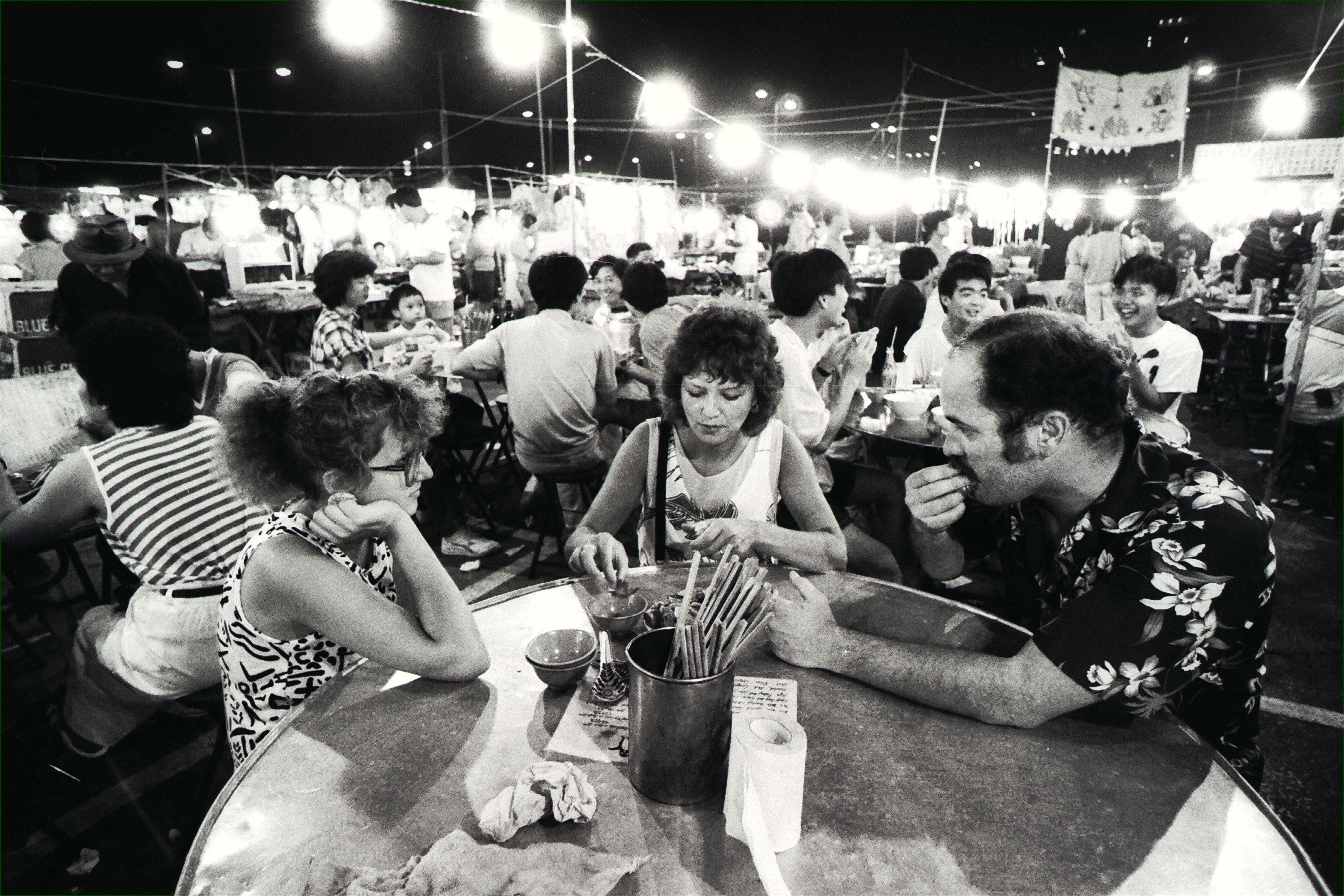 Hungry tourists at one of Tai Tat Tei’s lively open-air restaurants in Sheung Wan, Hong Kong, in 1986. Photo: SCMP Archives