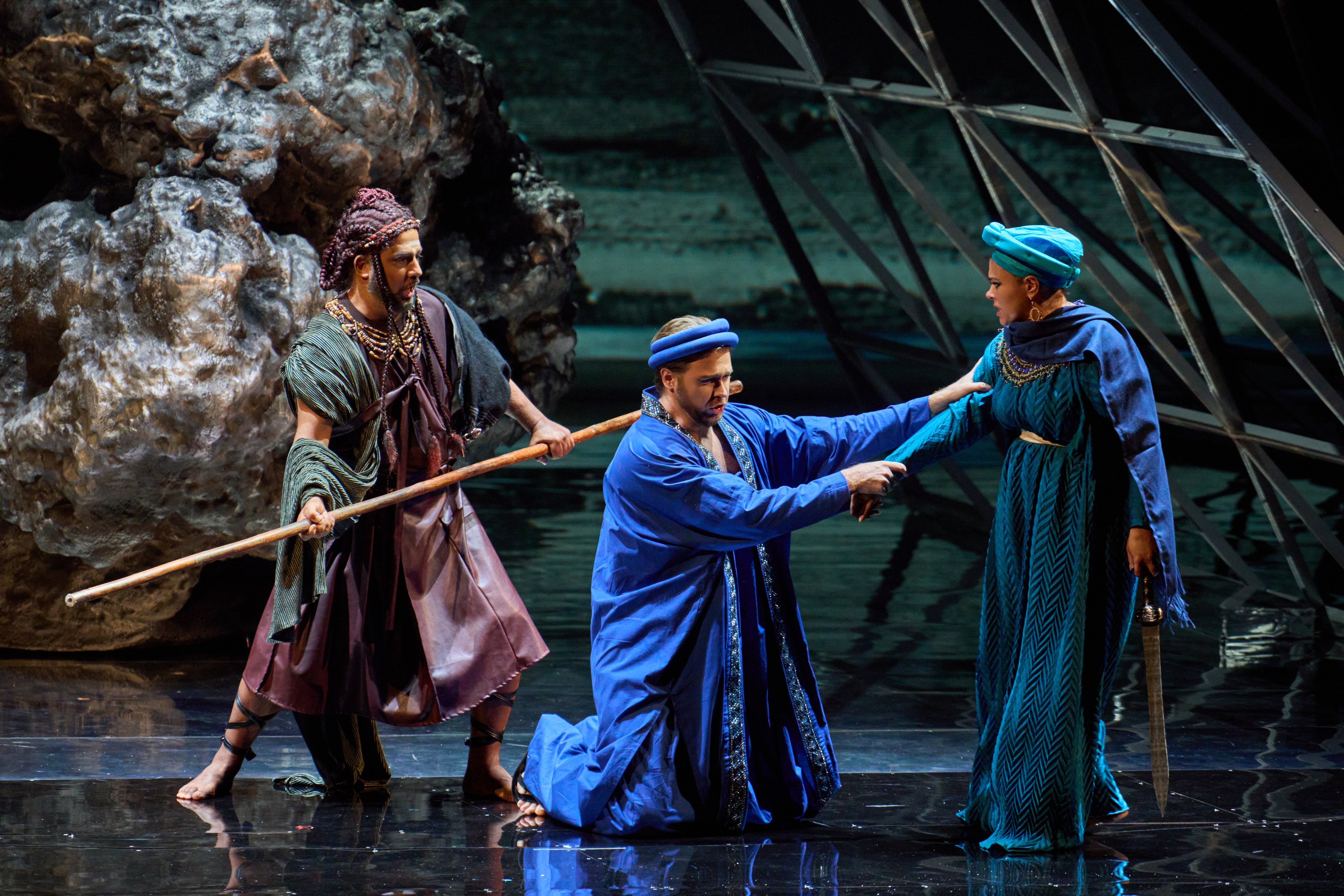 Maria Teresa Leva (right) plays Aïda, who is torn between her love for Radamès, played by Ivan Gyngazov (centre), and her loyalty to her country and her father Amonasro, the King of Ethiopia, played by Marco Caria (left) in Opera Hong Kong’s performance of Aïda at the Hong Kong Cultural Centre Grand Theatre in October 2025. Photo: Opera Hong Kong
