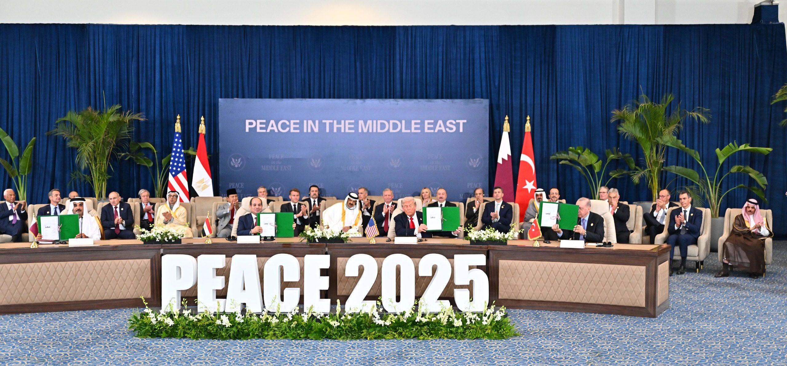 The leaders of Egypt, Qatar, Turkey and the US display the signed document to support the Gaza ceasefire deal during a summit in Sharm el-Sheikh, Egypt, on Monday. Photo: Xinhua