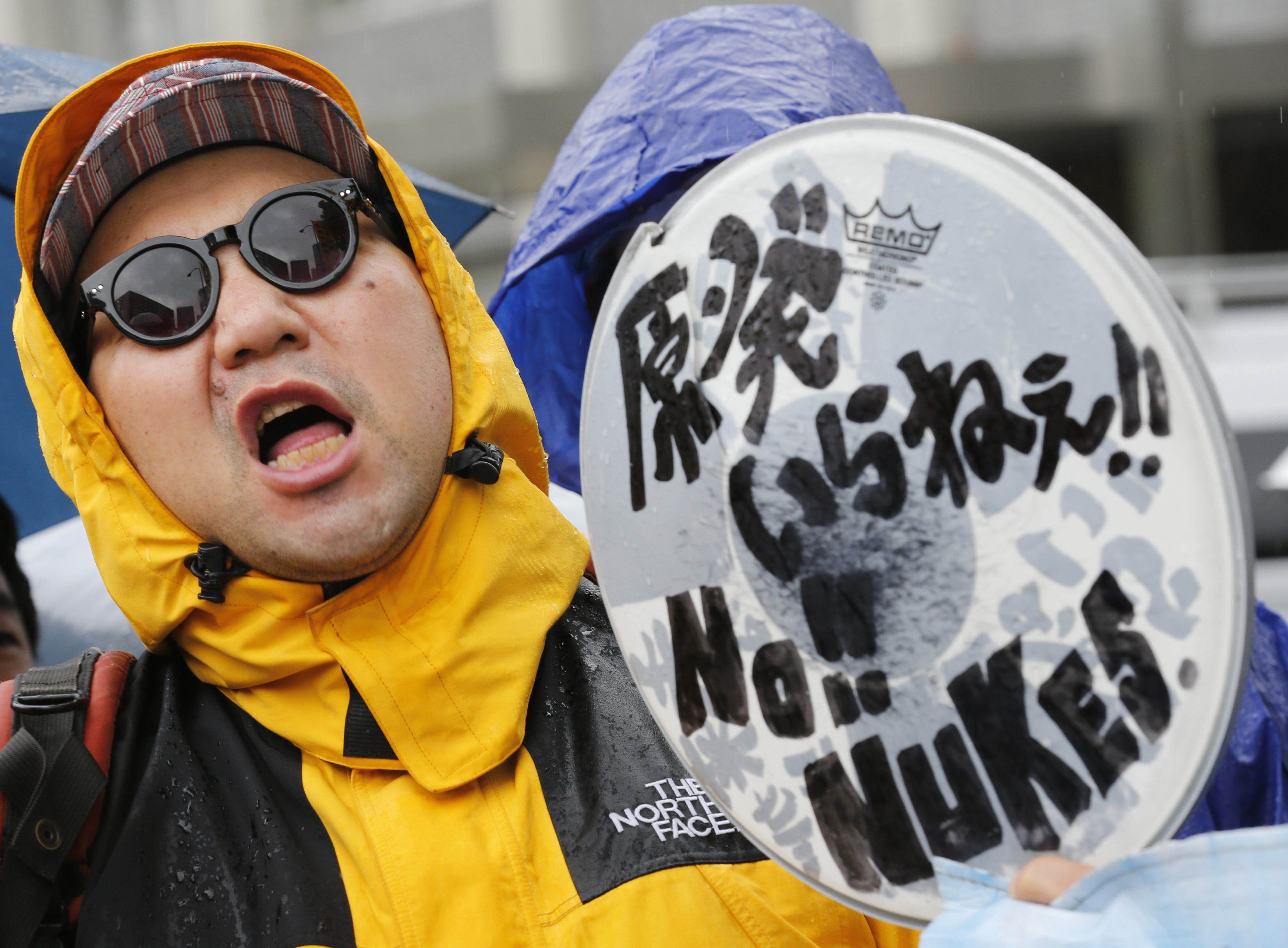 A Japaneseanti-nuclear protester shouts slogans at a rally against restarting nuclear reactors in 2012. Photo: Reuters
