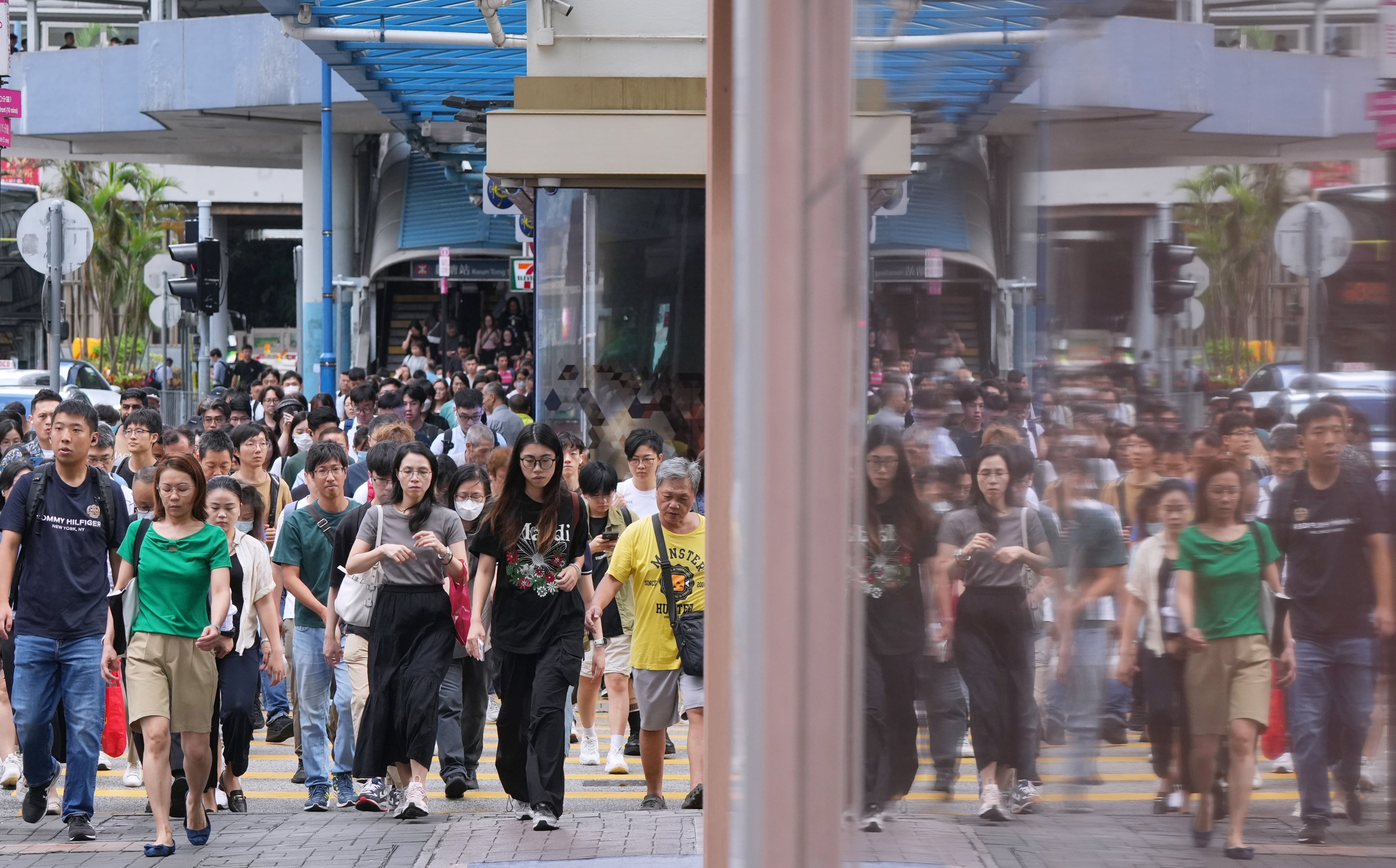 The Hong Kong Institute of Human Resource Management has found that the average salary growth was 2.7 per cent, a 0.5 percentage point decrease compared with last year. Photo: May Tse