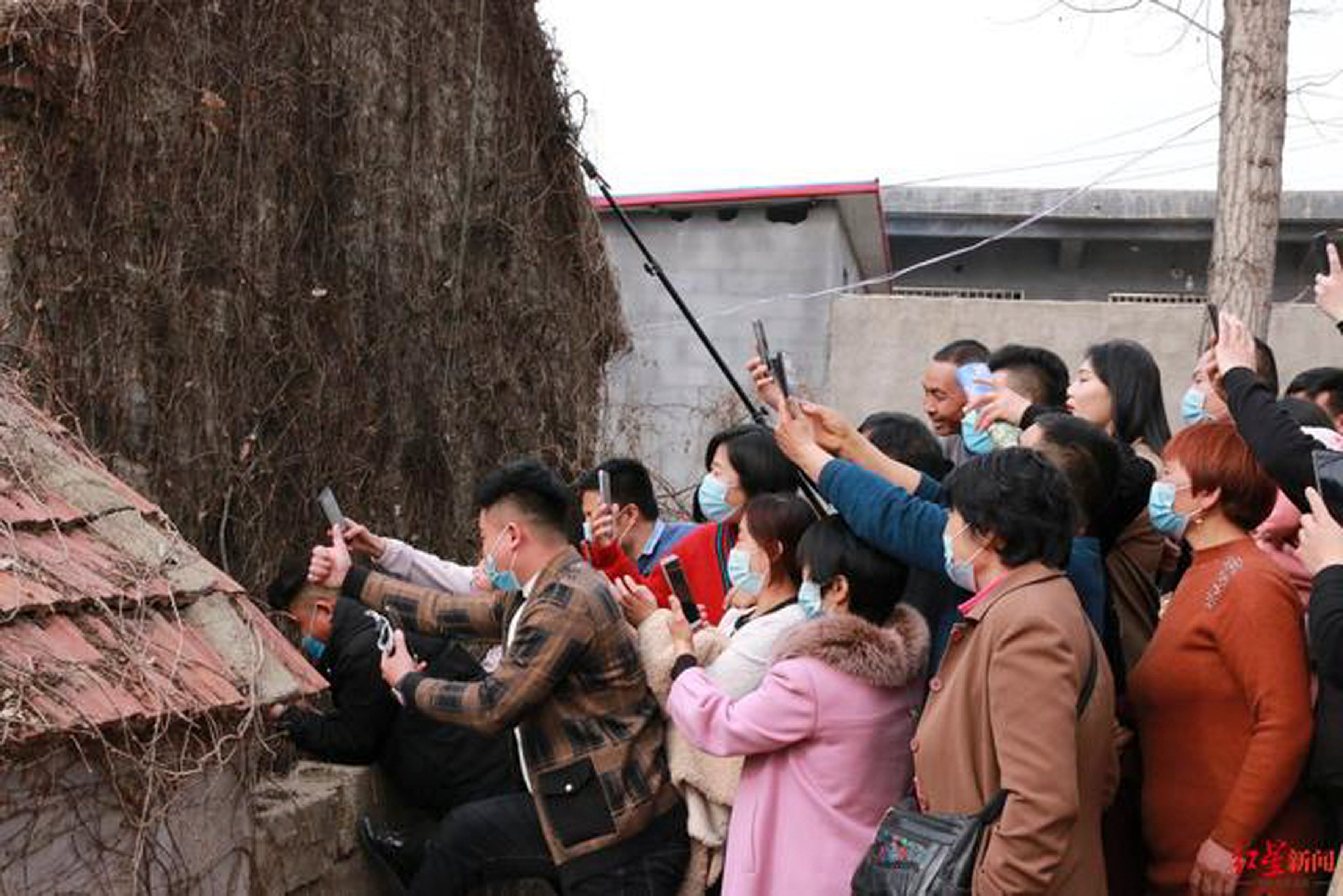 People take photos of Cheng Yunfu, nicknamed “the noodle guy” by online fans, at a rural market in Feixian county, Shandong province, in 2021. Photo: Baidu
